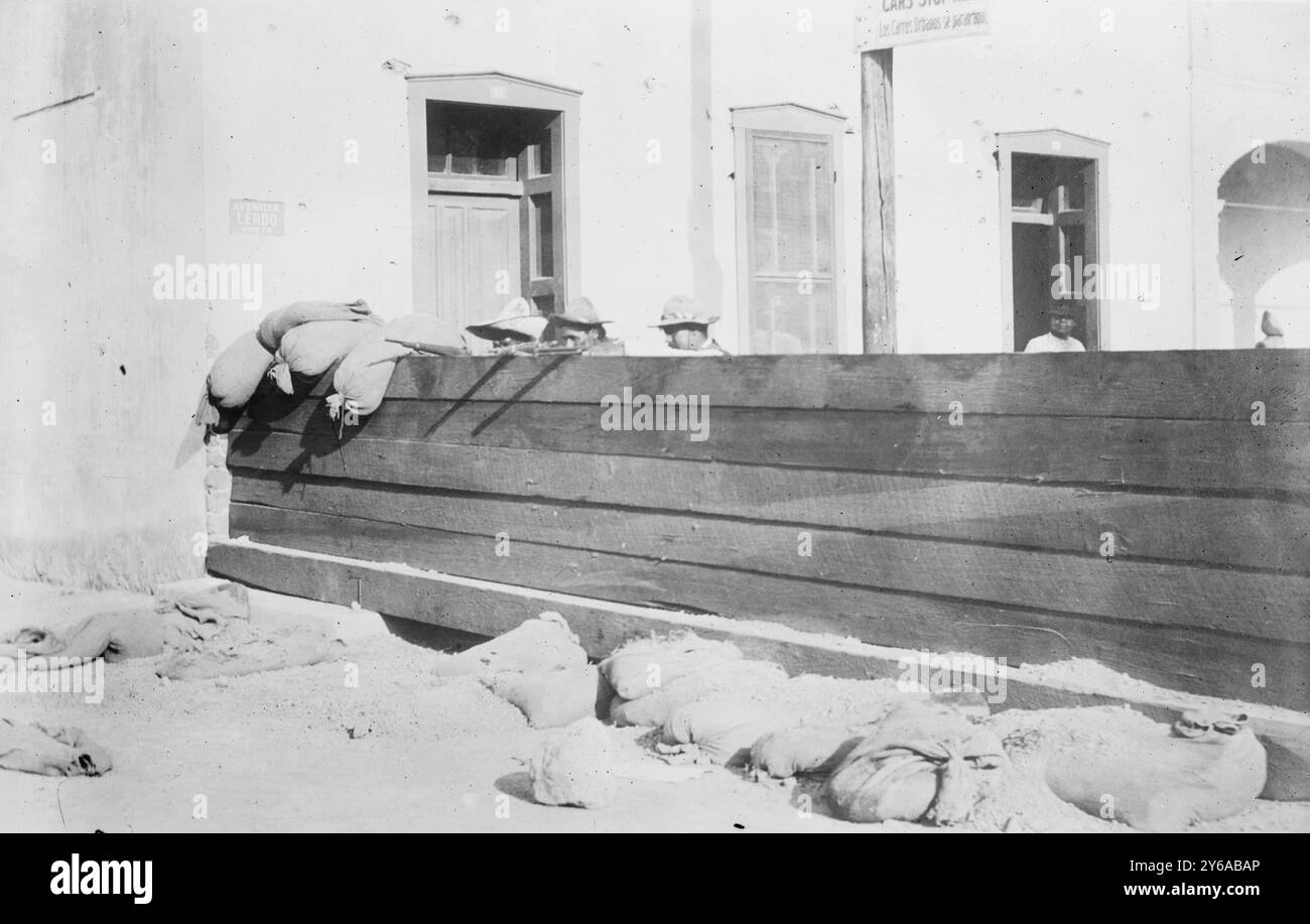 Juarez, Barricata federale catturata da insurrezioni, foto probabilmente si riferisce agli eventi della rivoluzione messicana. La data del negativo è 6 giorni dopo la cattura di Cuidad Juárez da parte del generale Francisco "Pancho" Villa e Pascual Orozco., 1911 maggio 16, Messico, Glass negative, 1 negativo: Vetro; 5 x 7 poll. o più piccolo. Foto Stock