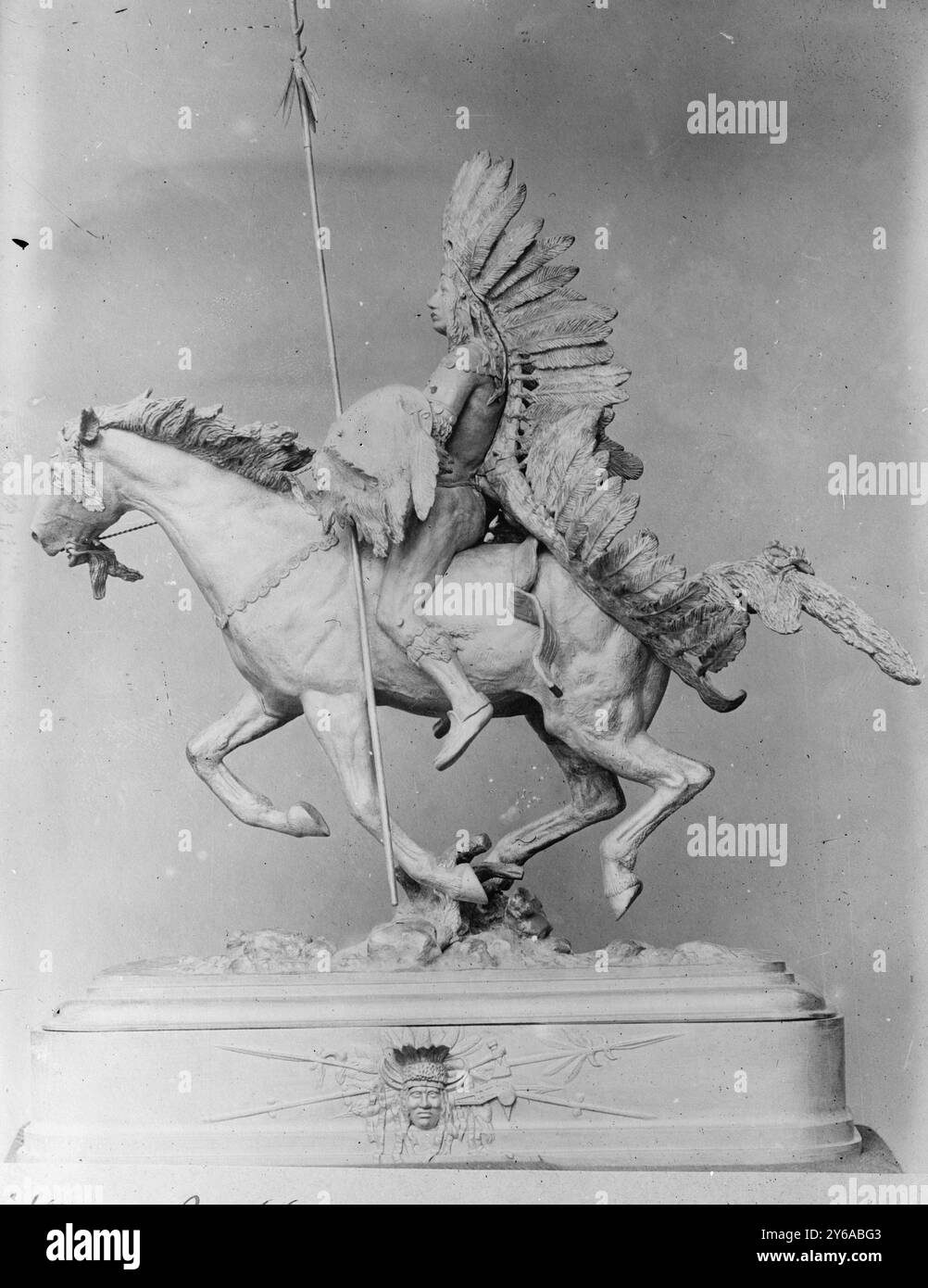 Sitting Bull di W. Winans, foto mostra la scultura di Walter W. Winans (1852-1920), scultore, allevatore di cavalli e tiratore., tra il 1910 e il 1915 circa, Glass negative, 1 negativo: Vetro; 5 x 7 pollici o più piccolo. Foto Stock