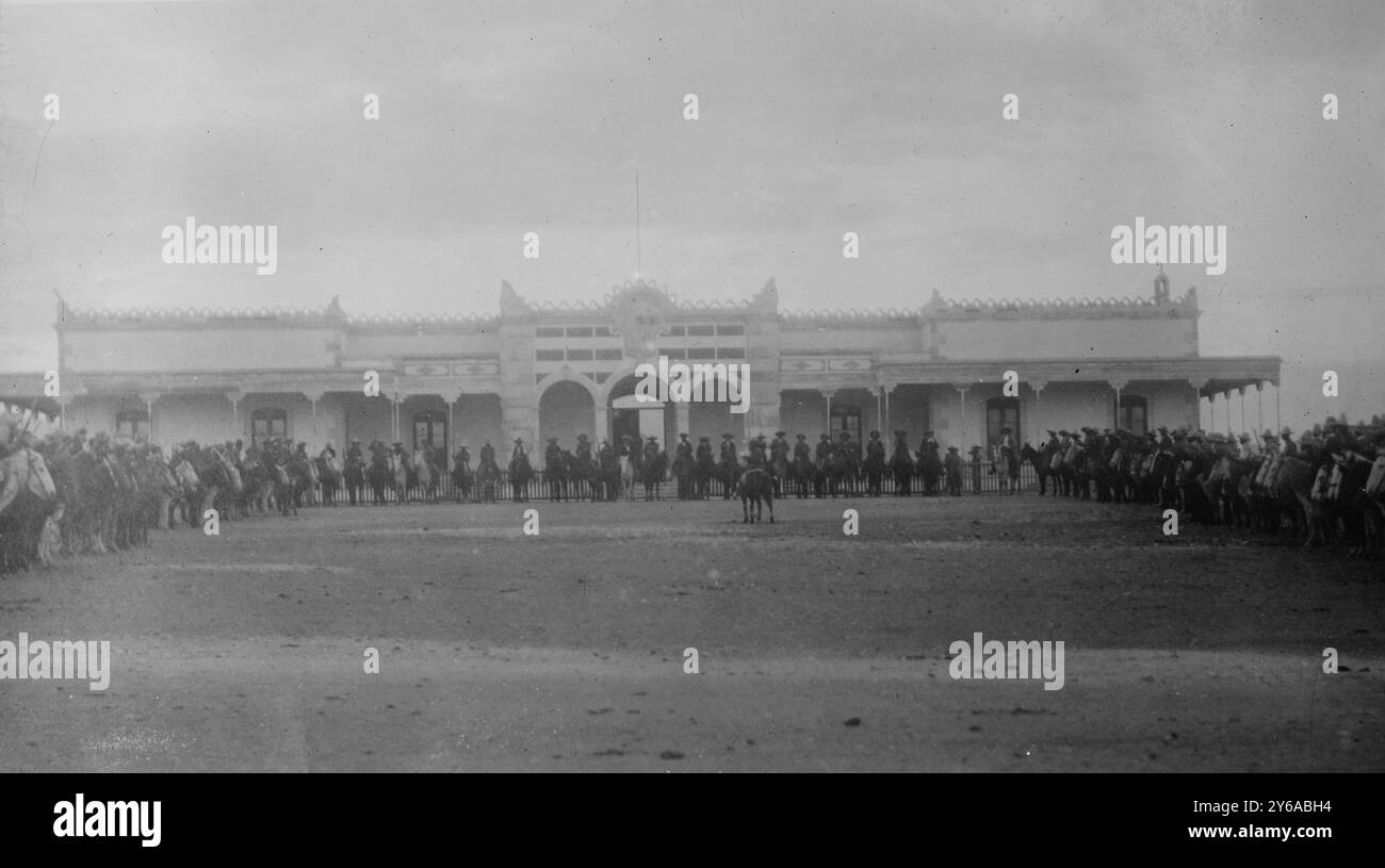 Gli Hdqtrs di Madero. (Don Jacobo's Ranch) Comp'y of Insurrectos, la fotografia mostra il quartier generale di Francisco Ignacio Madero, presidente del Messico (1911-1913), presso Hacienda de San Diego durante la rivoluzione messicana., tra CA. 1910 e CA. 1915, Terrazas, Luis, 1829-1923, Homes & Haunts, Messico, negativi vetro, 1 negativo: vetro; 5 x 7 poll. o più piccolo. Foto Stock