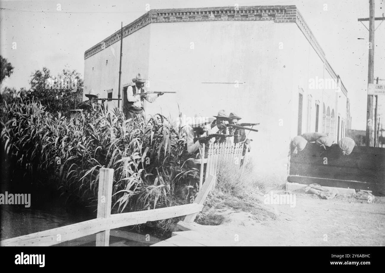 Battaglia di Juarez, Insurrectos sul canale di irrigazione, tra il 1910 e il 1915 circa, Messico, Glass negative, 1 negativo: Vetro; 5 x 7 pollici o più piccolo. Foto Stock