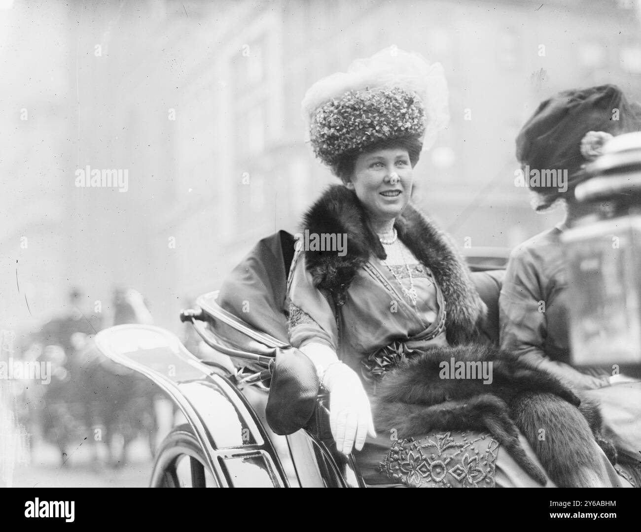 Signora W.G. Loew, la foto mostra la signora William Goadby Loew, un socialite e collezionista d'arte., tra il 1910 e il 1915 circa, Glass negative, 1 negativo: Vetro; 5 x 7 pollici o più piccolo. Foto Stock