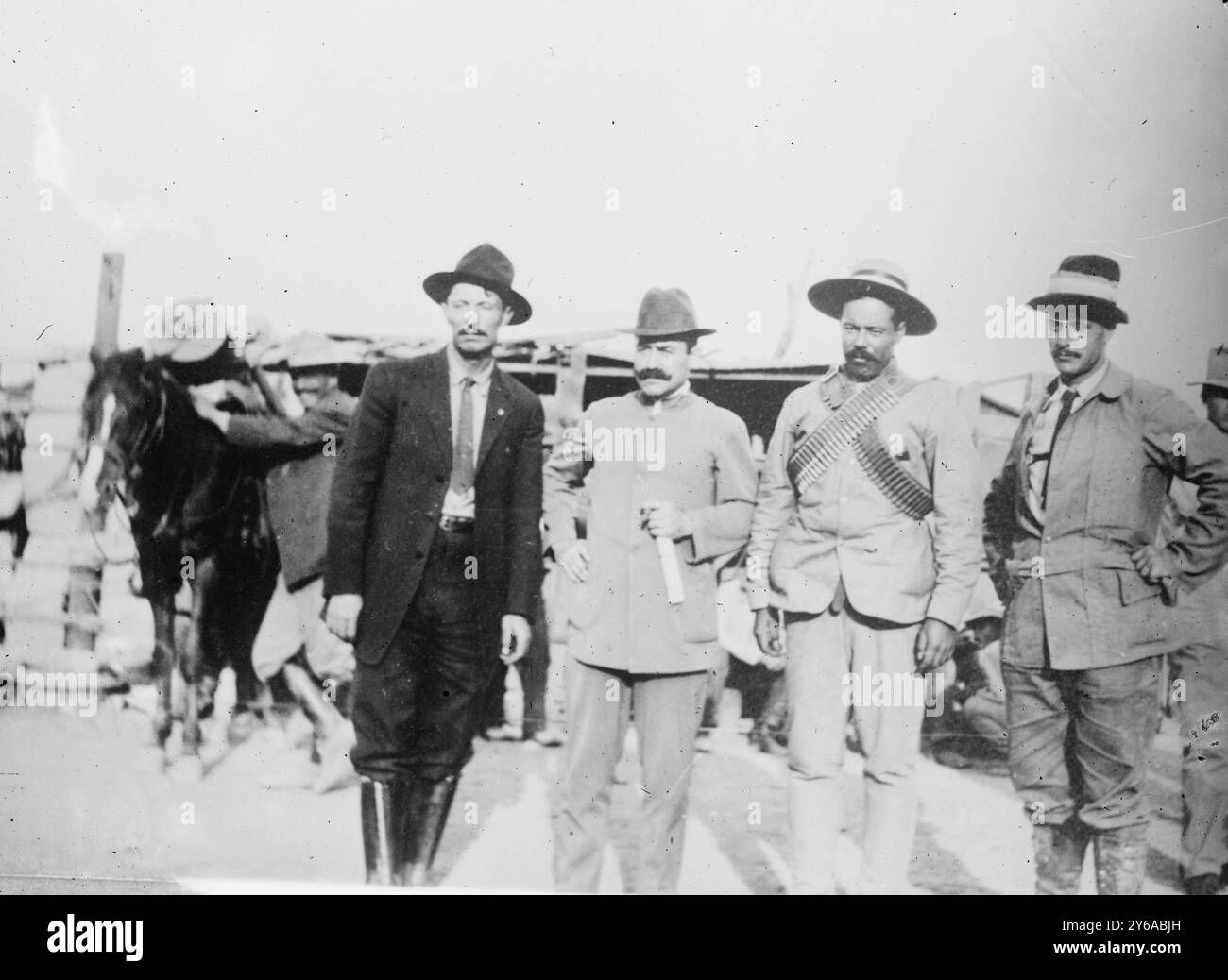 Oroszco; Braniff; Villa; Garibaldi, foto mostra (da sinistra a destra) il leader rivoluzionario messicano Pascual Orozco (1882-1915), l'industriale e proprietario terriero Oscar Braniff (nato 1876), il generale Francisco 'Pancho' Villa (1878-1923) e il soldato italiano Giuseppe Garibaldi II (1879-1950). Foto probabilmente scattata durante i negoziati di pace con il governo Porforio Diaz (16-21 maggio 1911) durante la rivoluzione messicana., 1911 maggio, Messico, Glass negative, 1 negative: Vetro; 5 x 7 poll. o più piccolo. Foto Stock