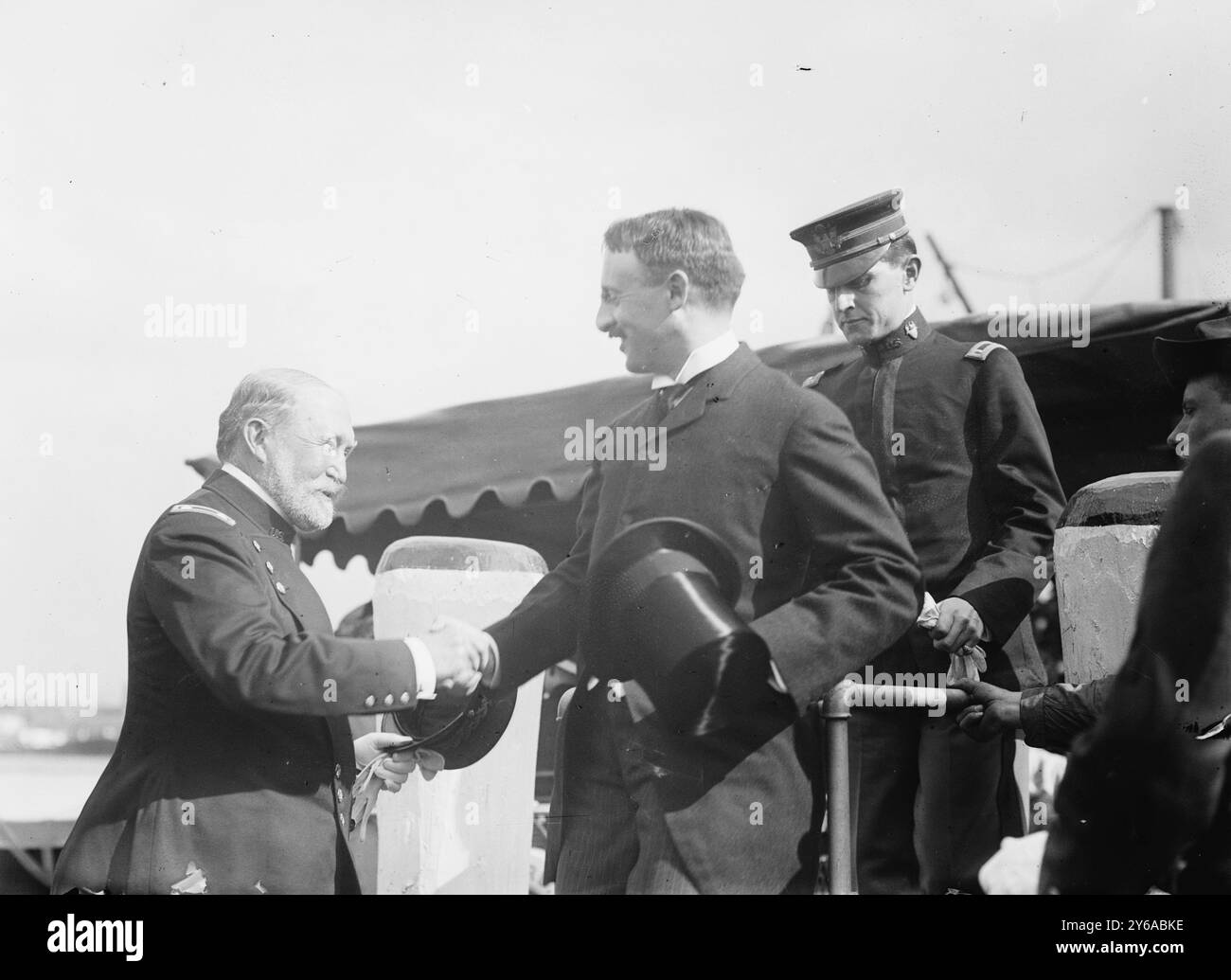 Gen. F.D. Grant; sec'y Stimson, foto mostra il generale Frederick Dent Grant, comandante di Governors Island, saluto il Segretario alla Guerra Henry I. Stimson, probabilmente in occasione della festa annuale del prato sponsorizzata dalla Army Relief Society, che ha raccolto fondi per vedove e orfani di ufficiali e uomini arruolati dell'esercito regolare., 1911 maggio 25, Glass negatives, 1 negative: Glass; 5 x 7 pollici. o più piccolo. Foto Stock