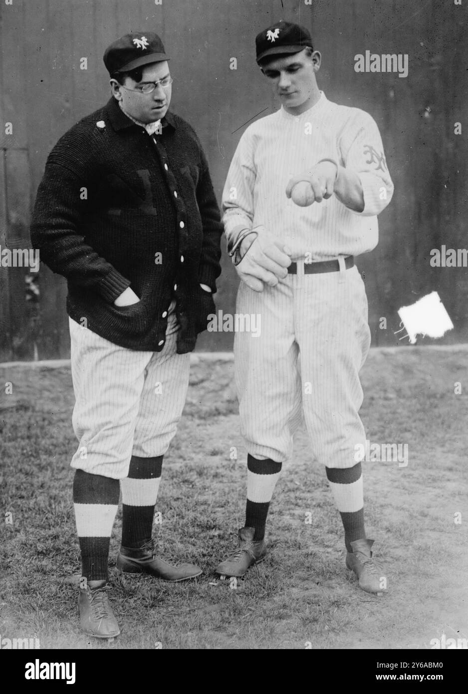 LIBE Washburn con Rube Marquard, New York, NL (baseball), la fotografia mostra il giocatore di baseball Richard William "Rube" Marquard (1886-1980), che fu lanciatore nella Major League Baseball negli anni '1910 e nei primi anni '1920 con esterno e lanciatore Libeus Washburn (1874-1940)., 1911, Glass negatives, 1 negative: Glass: Glass; 5 x 7 in. o più piccolo. Foto Stock