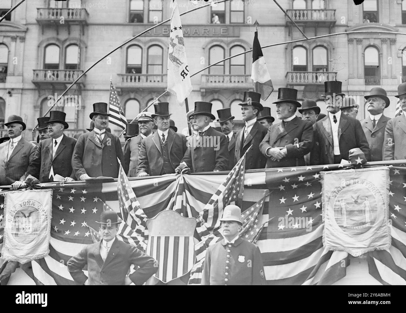 Dougherty, Dix, Gaynor, Cropsey, generale Grant, la foto mostra George Samuel Daugherty, John Alden Dix, Governatore di New York; il sindaco di New York William Jay Gaynor, il Commissario di polizia James A. Cropsey e il generale Frederick Dent Grant., tra il 1910 e il 1915, Glass negative, 1 negativo: vetro; 5 x 7 pollici o più piccolo. Foto Stock