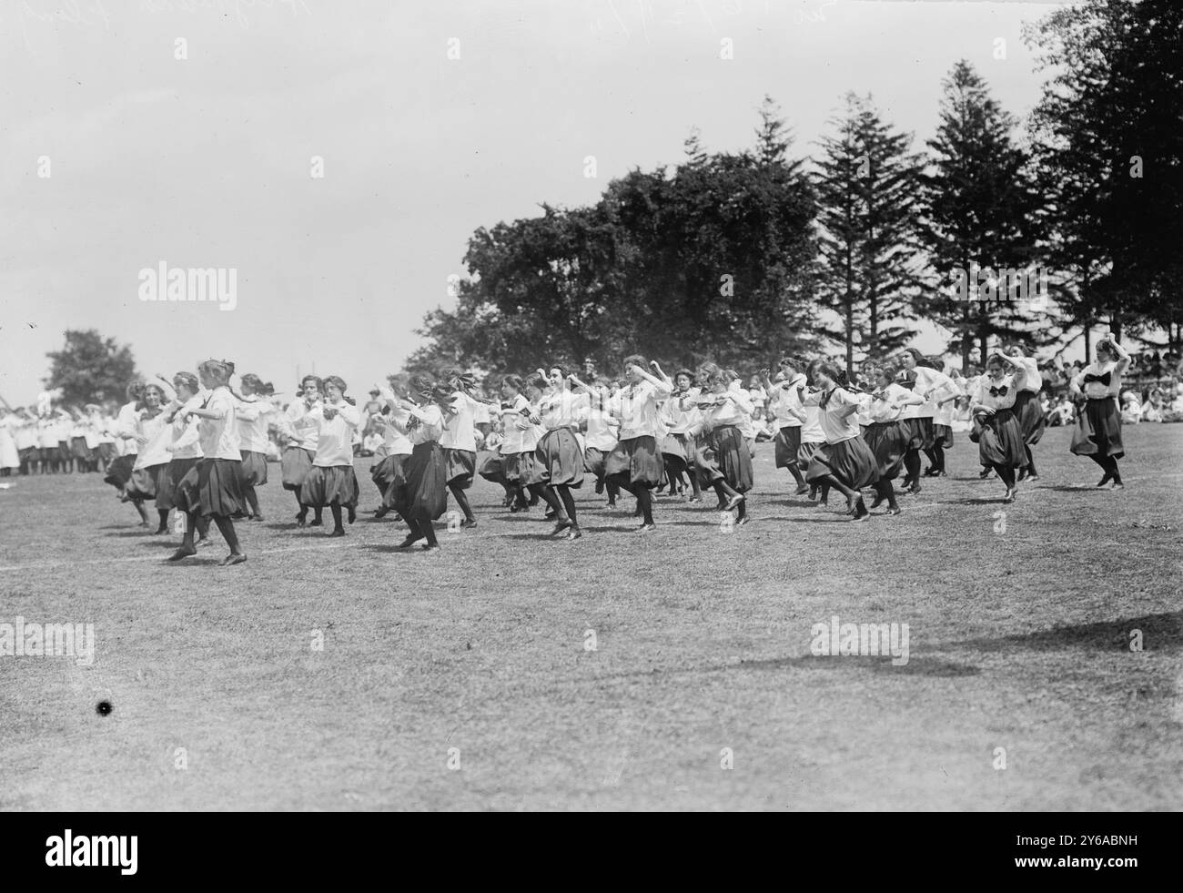 Highland Fling, Pelham Bay Park, la fotografia mostra le ragazze della Washington Irving High Schools, New York City, ballando l'Highland Fling ad un Midsummer Day Festival che si è tenuto al Pelham Bay Park nel Bronx il 23 giugno 1911., 1911 giugno 23, Theatrical, Glass negatives, 1 negativo: vetro; 5 x 7 poll. o più piccolo. Foto Stock