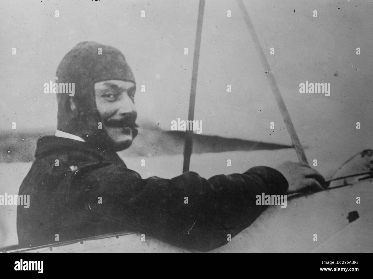 M. le Blanc, foto mostra l'aviatore francese Alfred LeBlanc (1869-1921)., tra CA. 1910 e CA. 1915, Air Pilot, Glass negative, 1 negativo: Vetro; 5 x 7 pollici o più piccolo. Foto Stock