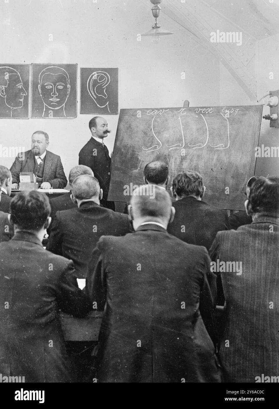 Portrait Parle Class, Paris, Photo Shows class study the Bertillon method of Criminal Identification, sviluppato dal criminologo francese Alphonse Bertillon (1853-1914)., between ca. 1910 and ca. 1915, Paris, Glass negatives, 1 negative: Glass; 5 x 7 in. o più piccolo. Foto Stock