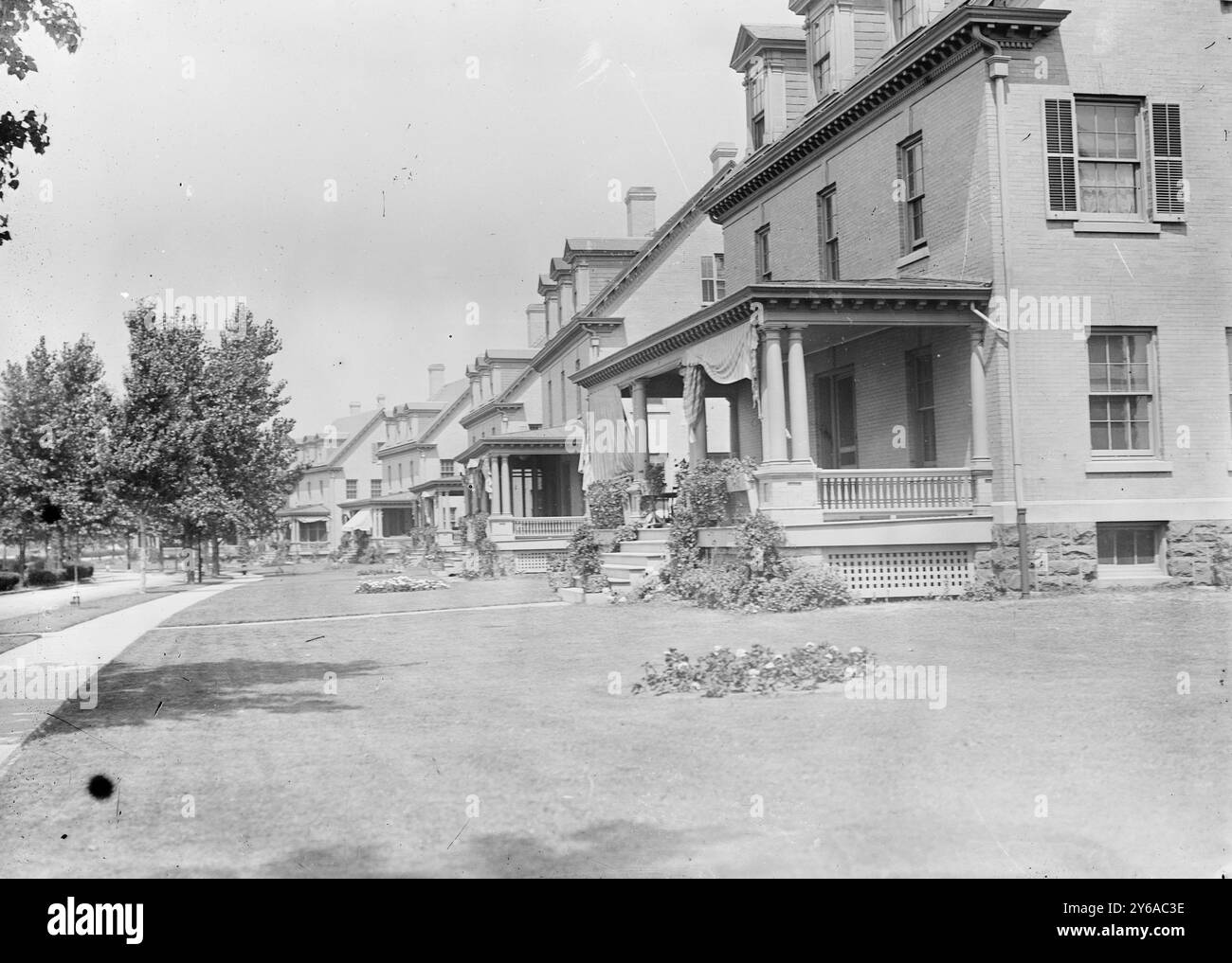 Officers' Quarters, Sandy Hook, la fotografia mostra le case degli ufficiali a Sandy Hook Proving Ground. Middletown Township, New Jersey., tra CA. 1910 e CA. 1915, Glass negative, 1 negativo: Vetro; 5 x 7 pollici o più piccolo. Foto Stock