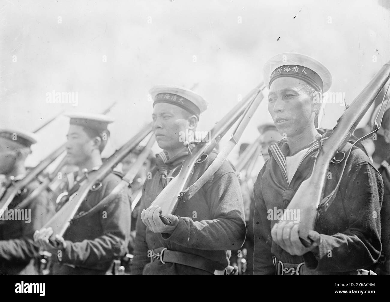 Marinai cinesi, foto mostra i marinai che hanno accmpaniato il contrammiraglio Chin Pih Kwang della Marina imperiale cinese alla tomba di Grant a New York City il 18 settembre 1911., 1911 18 settembre, Glass negative, 1 negativo: Vetro; 5 x 7 poll. o più piccolo. Foto Stock