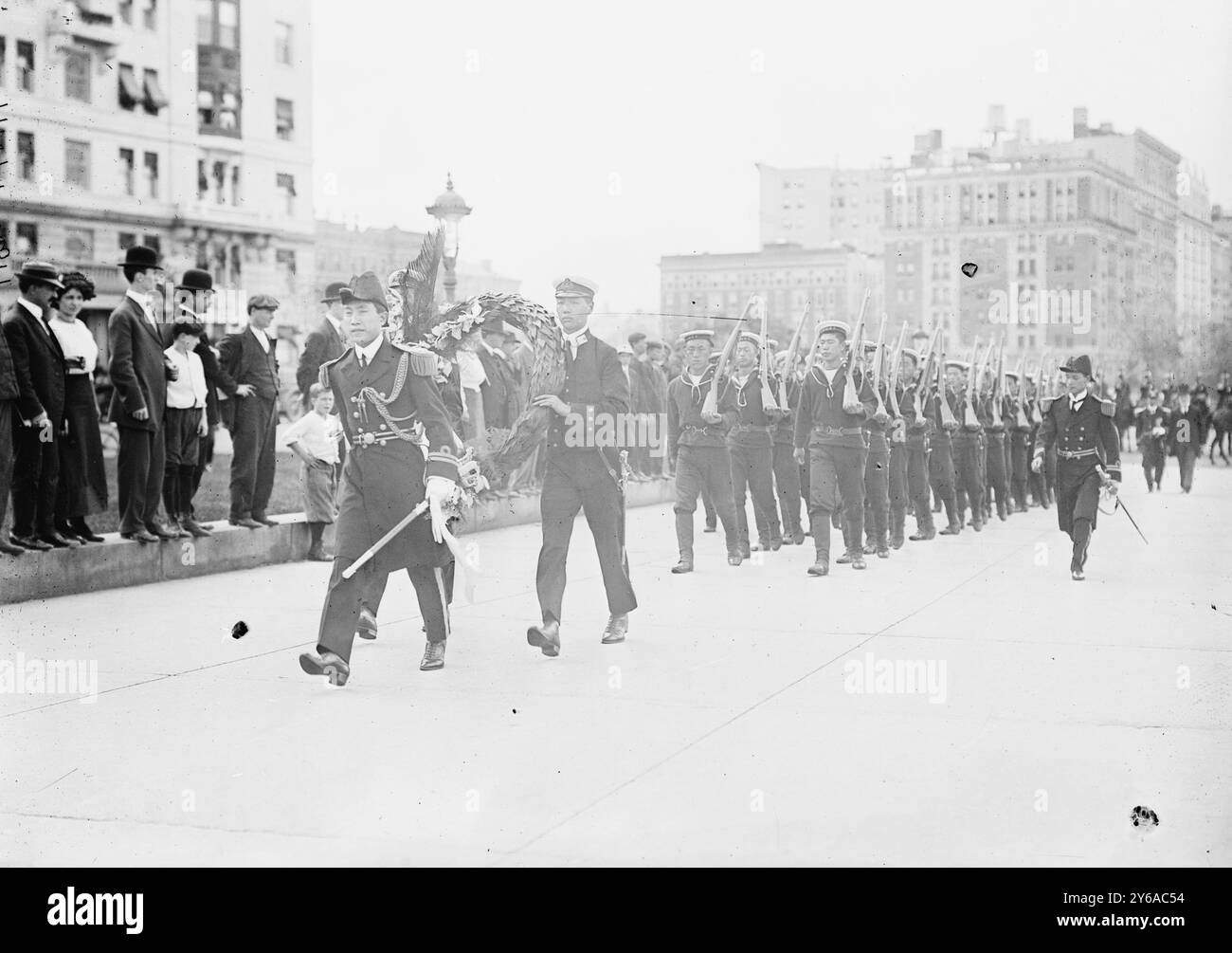 Corona dell'ammiraglio cinese per la tomba di Grant, foto mostra i marinai cinesi che marciano con corona dal contrammiraglio Chin Pih Kwang della Marina imperiale cinese alla tomba di Grant a New York City il 18 settembre 1911., 1911 18 settembre, Glass negatives, 1 negative: Glass; 5 x 7 poll. o più piccolo. Foto Stock