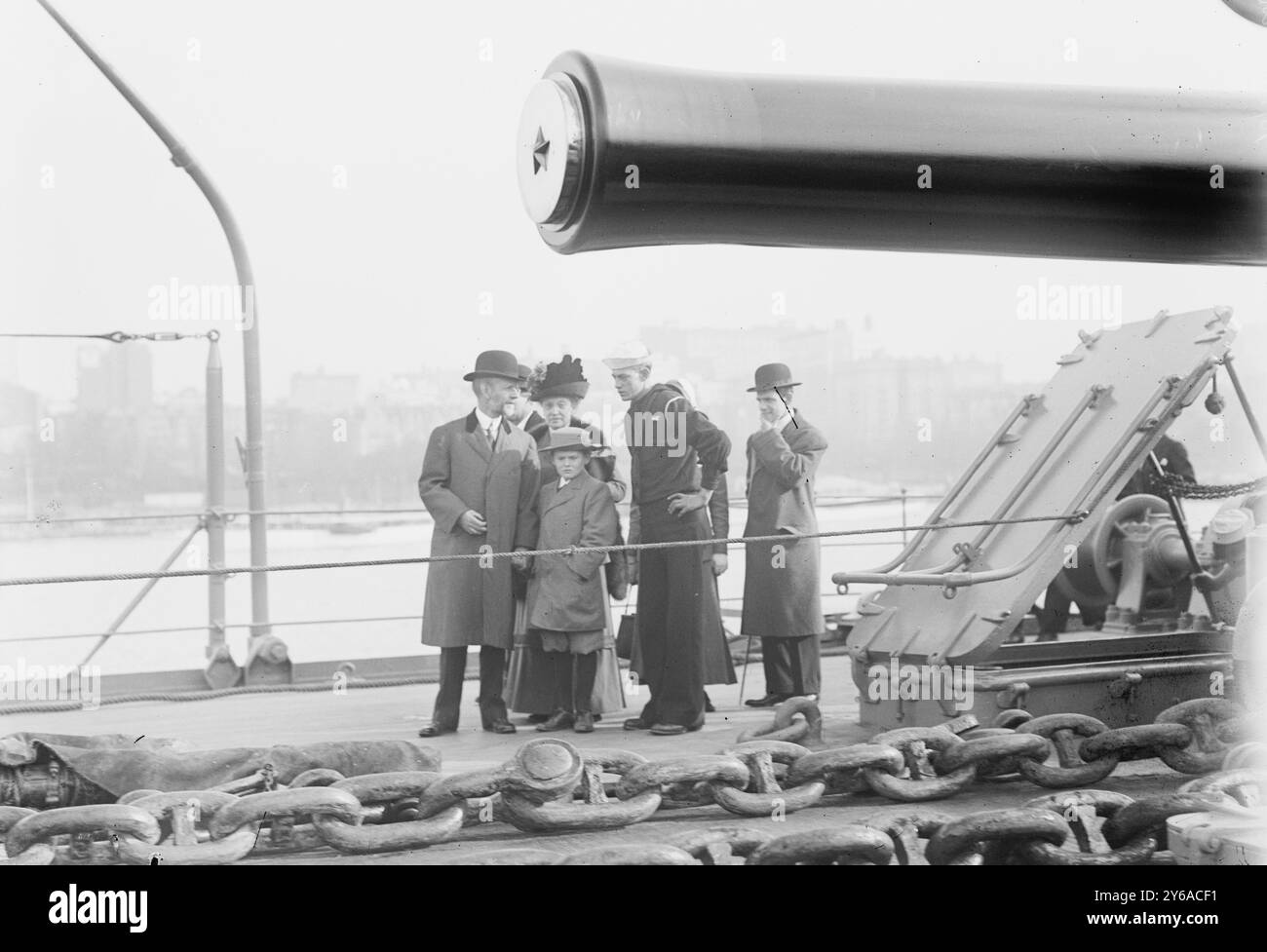 Visitatori a bordo del CONNECTICUT 10/11, 1911 ottobre 27, Ships, Glass negative, 1 negativo: Vetro; 5 x 7 poll. o più piccolo. Foto Stock