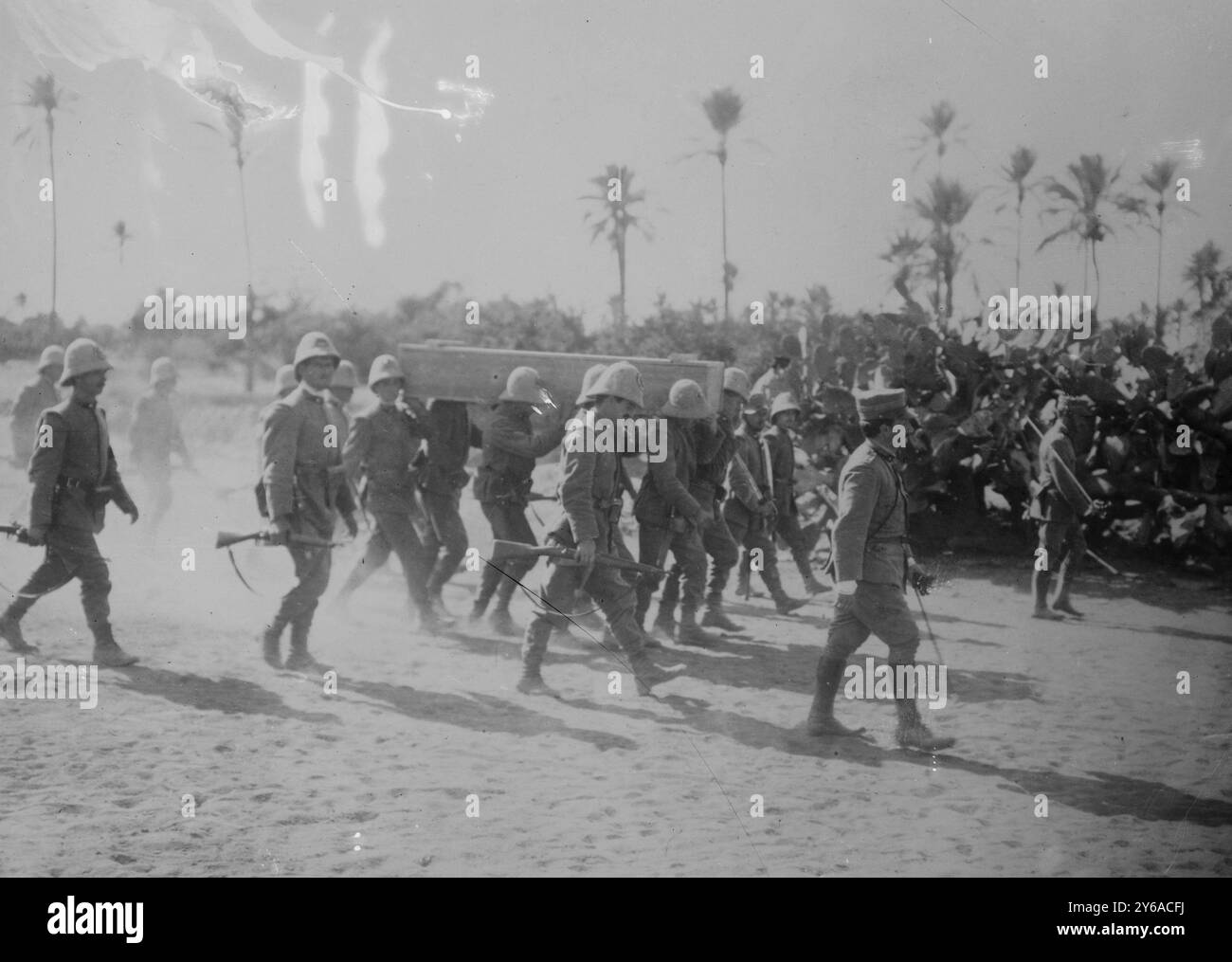 Tripoli - festa di sepoltura, la fotografia mostra i soldati italiani che trasportano una bara a Tripoli, Libia, durante la guerra turco-italiana (guerra italo-turca) che ebbe luogo tra settembre 1911 e ottobre 1912., 1911 o 1912, Tripoli, Glass negative, 1 negative: Vetro; 5 x 7 poll. o più piccolo. Foto Stock