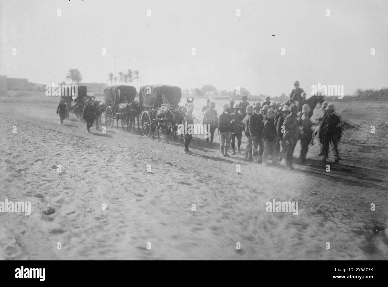 Tripoli - Ambulance party a Sciara Sciat, fotografia mostra gli italiani a Tripoli, Libia, durante la guerra turco-italiana (guerra italo-turca) che ebbe luogo tra settembre 1911 e ottobre 1912., 1911 o 1912, Tripoli, Glass negative, 1 negative: Vetro; 5 x 7 poll. o più piccolo. Foto Stock