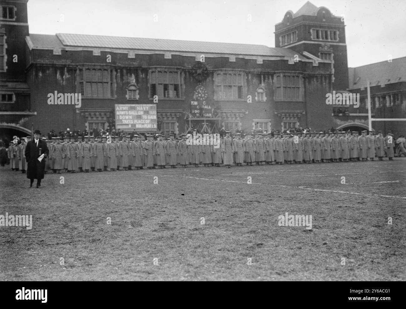 Army-Navy line up (?), tra CA. 1910 e CA. 1915, Football, Glass negative, 1 negativo: Vetro; 5 x 7 poll. o più piccolo. Foto Stock