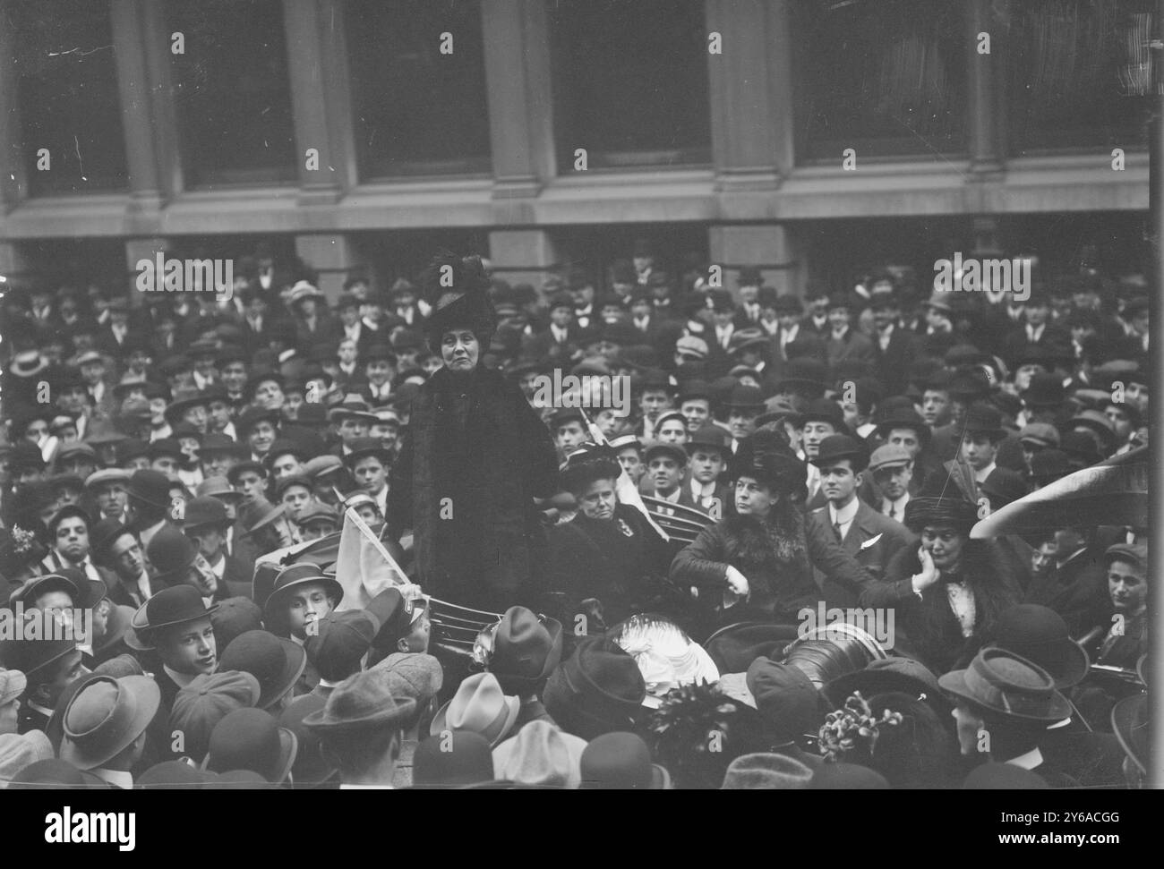 Mrs. Pankhurst a Wall St., foto mostra un incontro di suffragio femminile a New York City, dove la leader suffragista britannica Emmeline Pankhurst si è rivolta a una folla vicino al Subtreasury Building a Wall Street, New York City, il 27 novembre 1911., 1911 novembre 27, suffragio, negativi di vetro, 1 negativo: vetro; 5 x 7 pollici o più piccolo. Foto Stock