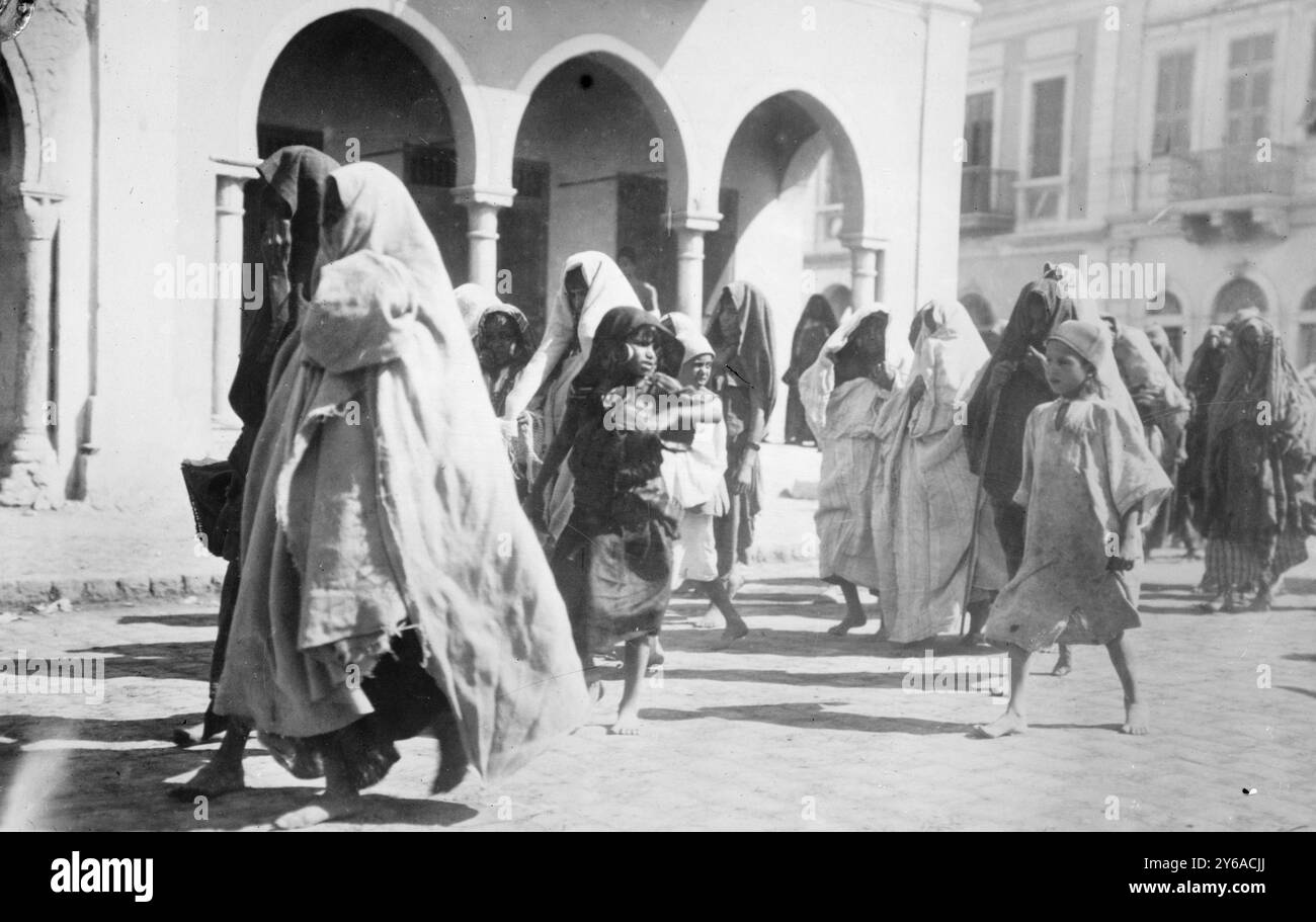 Arabi a Tripoli, la fotografia mostra donne e bambini arabi a Tripoli, Libia, durante la guerra turco-italiana (guerra italo-turca) che ebbe luogo tra settembre 1911 e ottobre 1912., 1911 o 1912, Tripoli, Glass negative, 1 negative: Vetro; 5 x 7 poll. o più piccolo. Foto Stock