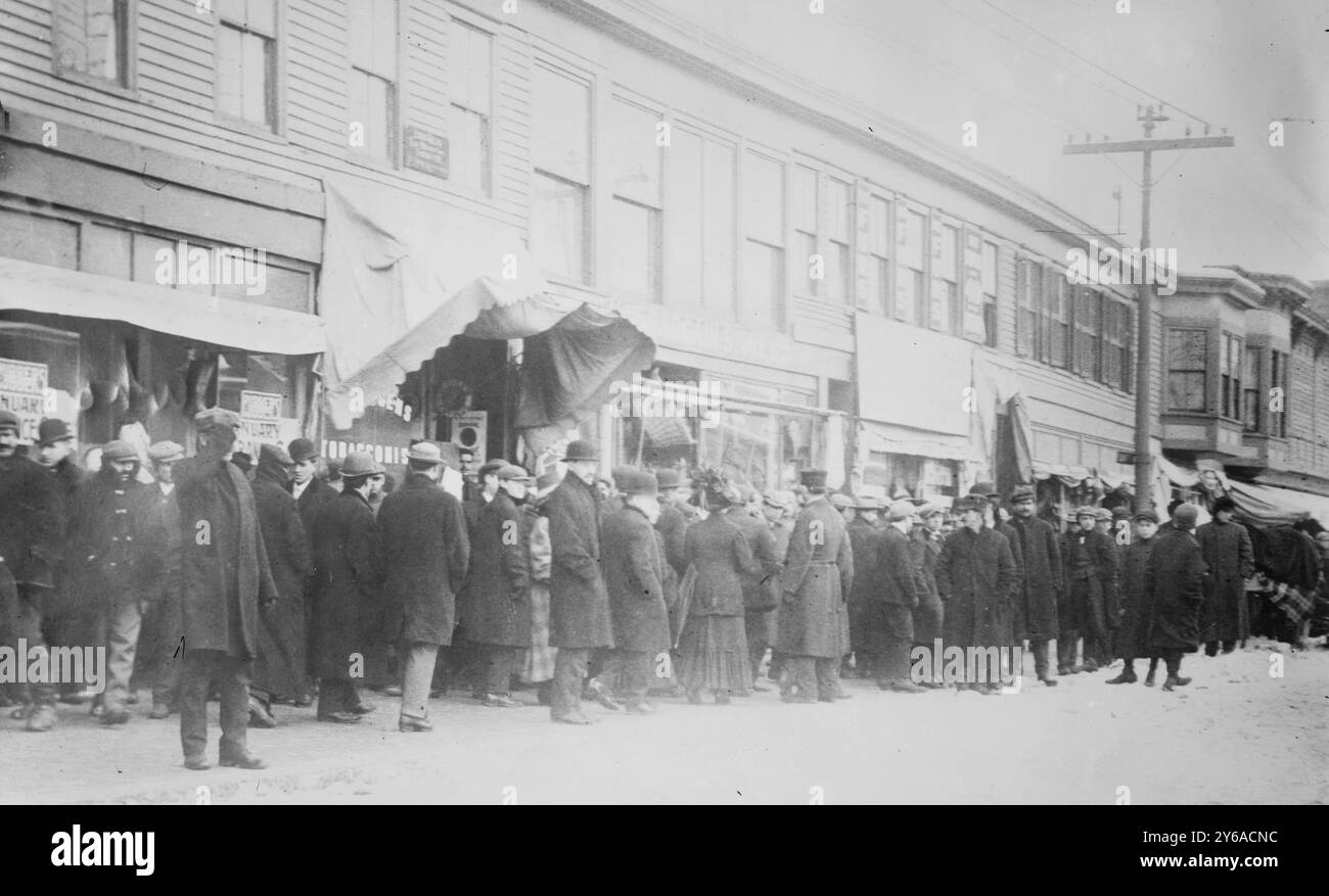 Folla di scioperanti minacciosi, Lawrence, foto mostra lo sciopero tessile Lawrence del 1912, noto anche come sciopero "pane e rose"., 1912, Lawrence, Mass, Glass negatives, 1 negativo: vetro; 5 x 7 poll. o più piccolo. Foto Stock