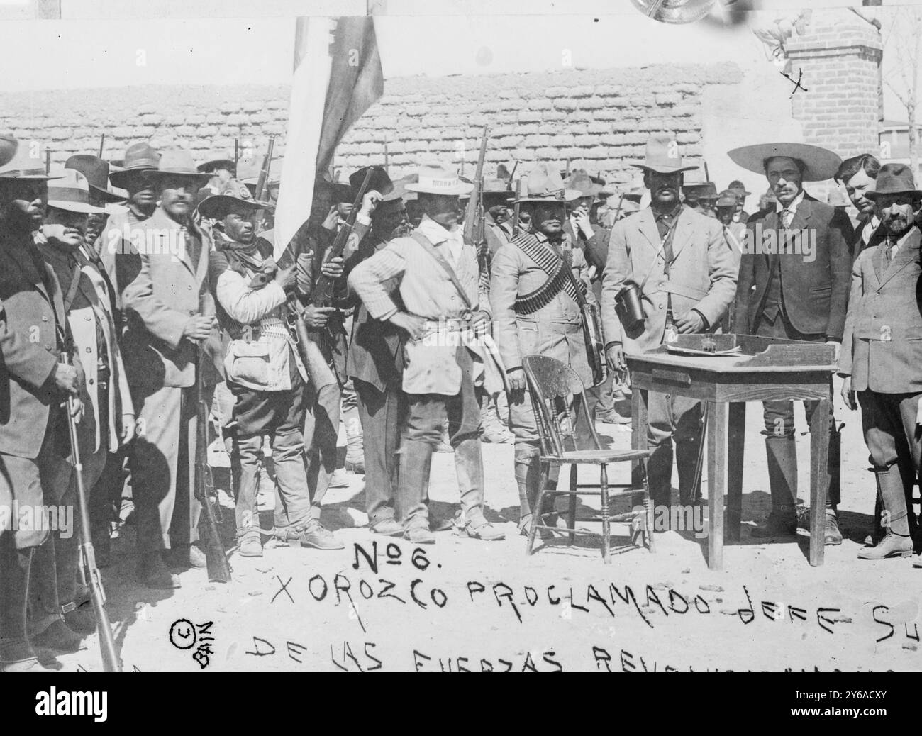 Messico - Oroszco cioè, Orozco proclamò capo della rivoluzione, foto mostra i leader della rivoluzione messicana tra cui: (Da destra a sinistra) Francisco Ignacio Madero, Rodolfo Fierro (dietro Madero), il generale Pascual Orozco e Abraham Gonzalez. Pascual Orozco, Sr., sta tenendo la pistola e sta dietro un uomo con la bandiera. Foto eventualmente scattata all'Hacienda Bustillos, dopo l'arrivo di Madero nel marzo 1911., 1911, Messico, Glass negative, 1 negativo: Vetro; 5 x 7 poll. o più piccolo. Foto Stock