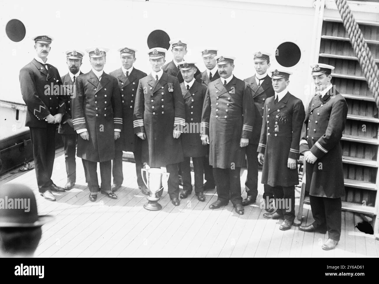 Capitano Rostron & Under Officers of CARPATHIA Ship, foto mostra il capitano Arthur Henry Rostron accanto alla coppa d'argento che gli è stata presentata nel maggio 1912 dai sopravvissuti del Titanic in riconoscimento del suo eroismo in loro soccorso., 1912, Glass negatives, 1 negative: Glass; 5 x 7 in. o più piccolo. Foto Stock