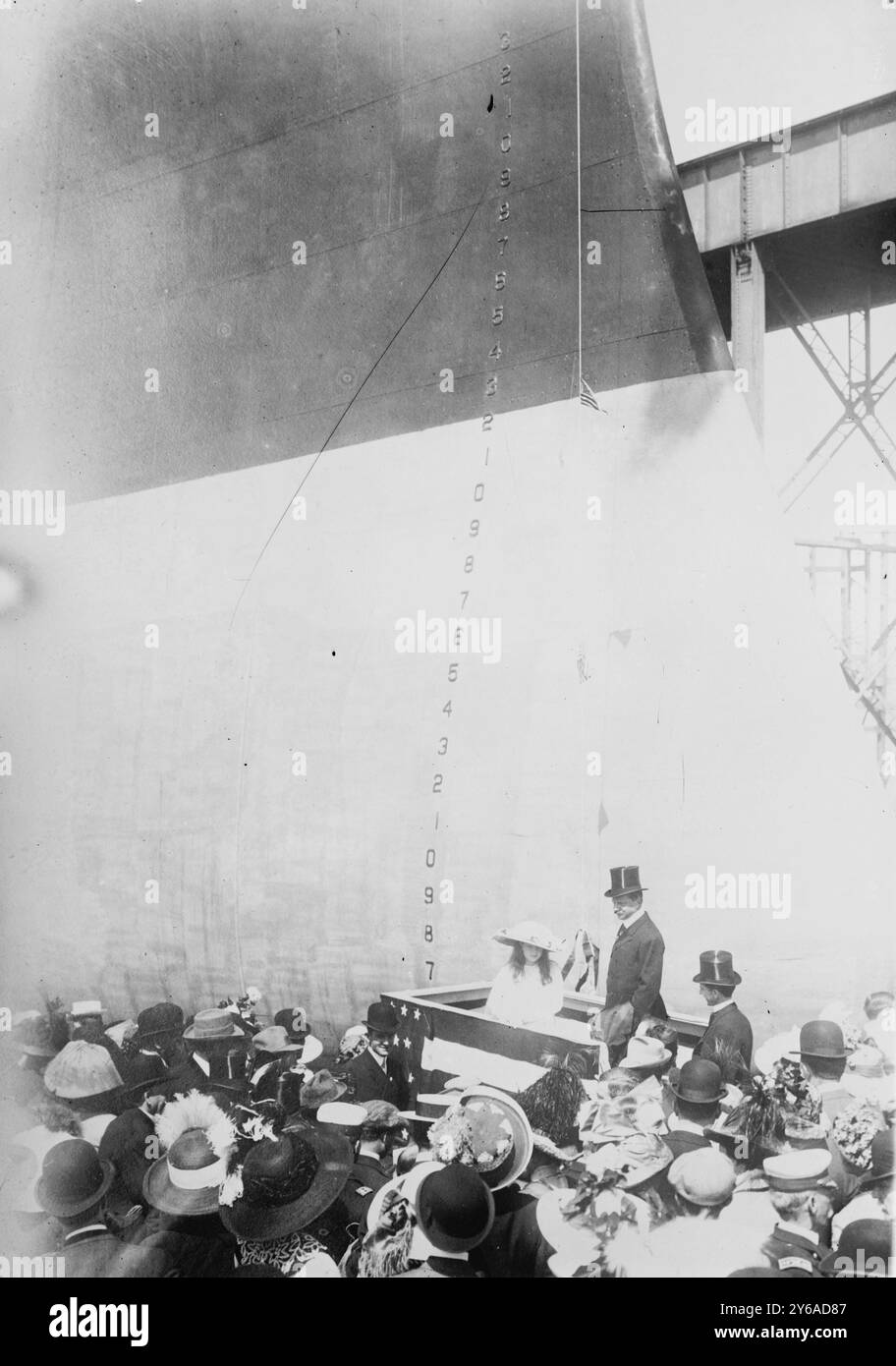 Lancio del TEXAS - Secy Meyer e Claudia Lyon, la fotografia mostra il Segretario della Marina George von Lengerke Meyer (1858-1918) con Claudia Lyon, figlia del leader repubblicano del Texas Cecil Lyon alla cerimonia di lancio della USS Texas, 18 maggio 1912 a Newport News, Virginia. (The New York Times, 18 maggio 1912), 1912 18 maggio, navi, negativi del vetro, 1 negativo: vetro; 5 x 7 pollici o più piccolo. Foto Stock