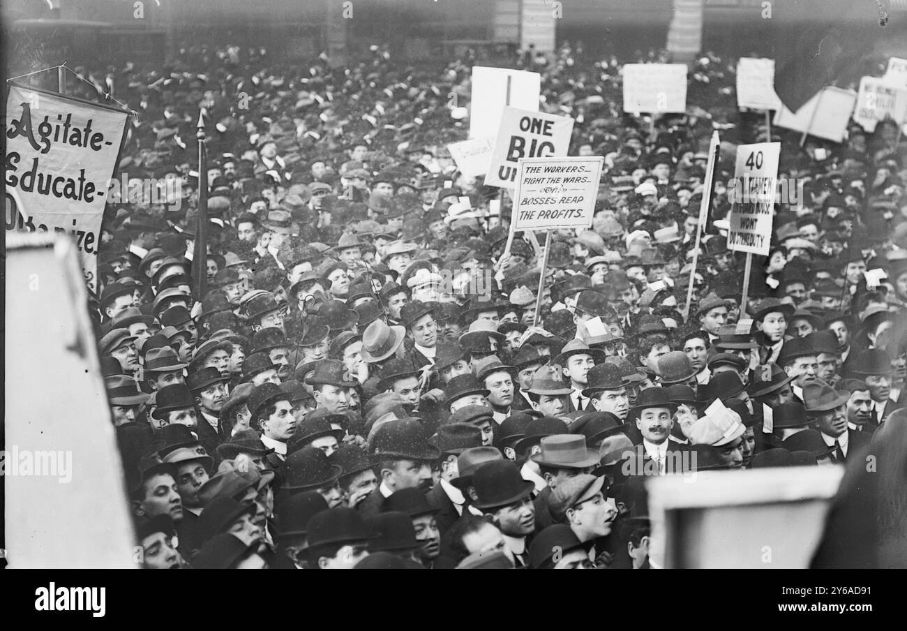 Socialists in Union Square, N.Y.C. Large Crowd Photo, 1 maggio 1912, 1 maggio 1912, N.Y.C, Glass negative, 1 negativo: vetro; 5 x 7 poll. o più piccolo. Foto Stock