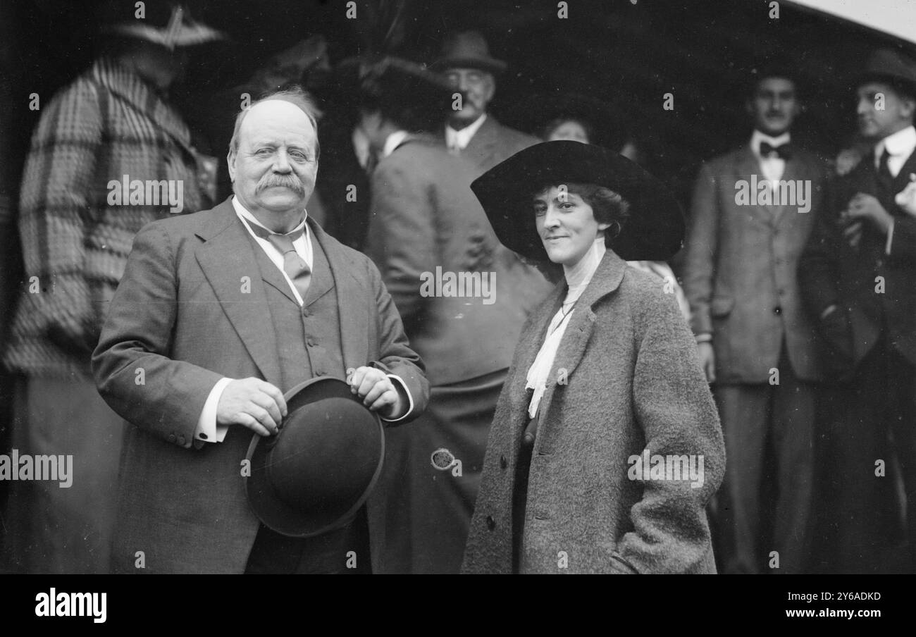 Sir Geo. Reid - Mrs. Oliver T. Johnston, foto mostra il politico australiano Sir George Houstoun Reid (1845-1918) e probabilmente nuora, Mrs. Oliver Templeton Johnson., tra il 1910 e il 1915 circa, Glass negatives, 1 negativo: Vetro; 5 x 7 pollici. o più piccolo. Foto Stock