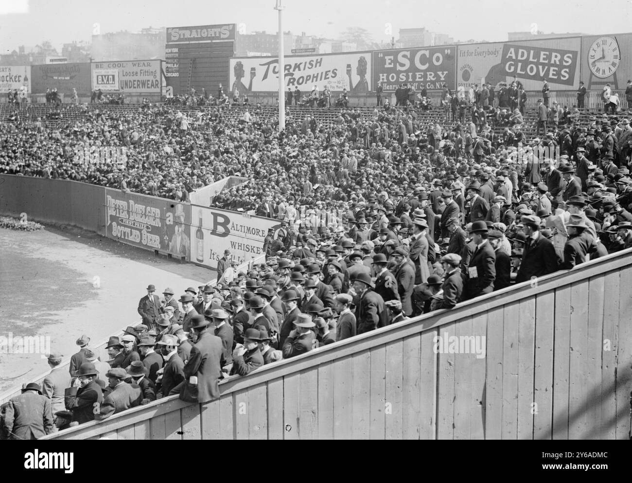 Tribuna di destra al Polo Grounds - 1912 World Series (baseball), 1912, Glass negative, 1 negativo: Vetro; 5 x 7 pollici o più piccolo. Foto Stock