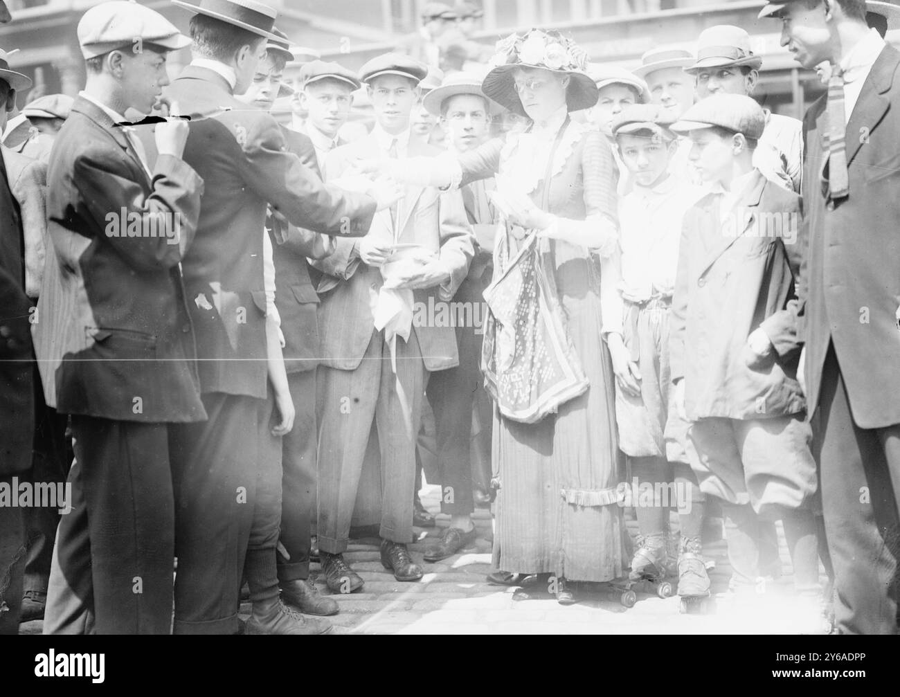 Distribuendo circolari di alce bituminoso, tra ca. 1910 e ca. 1915, negativi di vetro, 1 negativo: Vetro; 5 x 7 poll. o più piccolo. Foto Stock