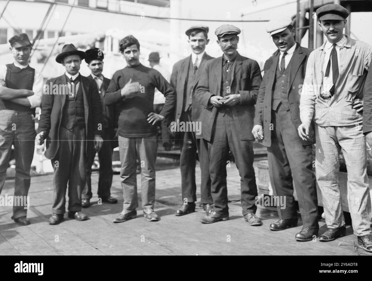 Su MARTHA WASHINGTON che va alla guerra dei Balcani, foto scattata quando gli immigrati greci lasciarono New York per tornare nel loro paese e combattere nella prima guerra dei Balcani, iniziata nell'ottobre 1912. Un articolo del New York Times (10/6/1912) "menziona che la nave passeggeri, Martha Washington, trasportava riservisti greci che erano stati convocati a casa per decreto reale", 1912 ottobre, Glass negative, 1 negative: Glass; 5 x 7 pollici. o più piccolo. Foto Stock