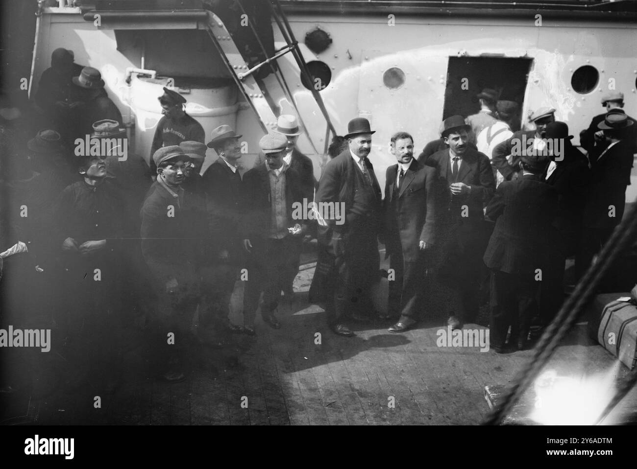 MARTHA WASHINGTON, foto scattata quando gli immigrati greci lasciarono New York per tornare nel loro paese e combattere nella prima guerra balcanica, iniziata nell'ottobre 1912. Un articolo del New York Times (10/6/1912) "menziona che la nave passeggeri, Martha Washington, trasportava riservisti greci che erano stati convocati a casa per decreto reale", 1912 ottobre, Glass negative, 1 negative: Glass; 5 x 7 pollici. o più piccolo. Foto Stock