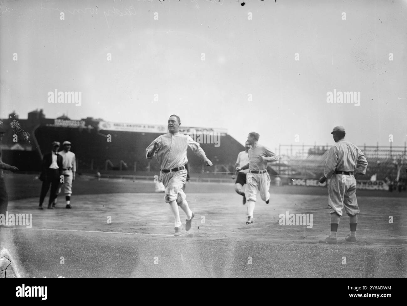 Hick Cady dei Boston Red Sox vince la corsa ai piedi con Jack o'Brien (allenatore dei Boston Red Sox, pantaloncini, parzialmente oscurati) e il compagno di squadra Buck o'Brien (guardando alla sua destra) a Fenway Park, Boston (baseball), 1912 settembre 25, Baseball, Glass negatives, 1 negativo: vetro; 5 x 7 poll. o più piccolo. Foto Stock