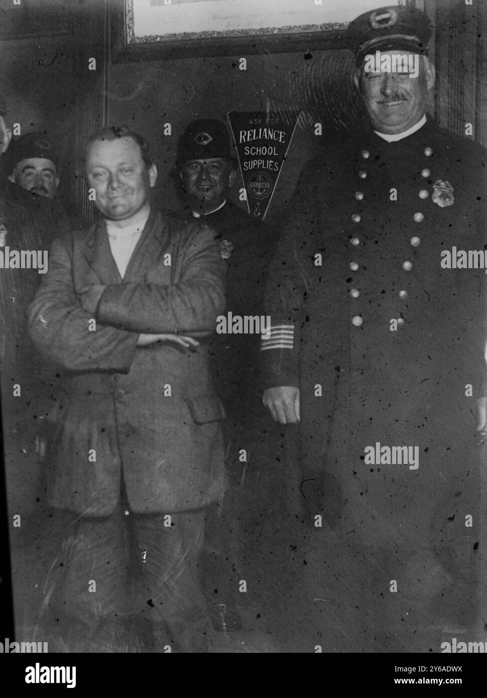 Schrank in arresto, foto relativa al tentato assassinio del presidente degli Stati Uniti Teddy Roosevelt di John F. Schrank nel 1912 ottobre 1912, Glass negatives, 1 negative: Glass; 5 x 7 pollici. o più piccolo. Foto Stock