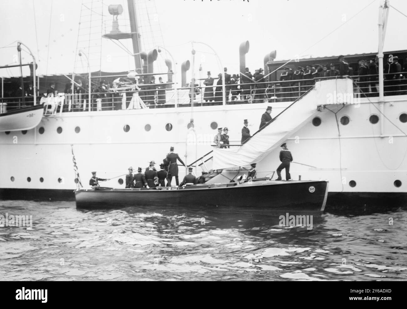 Taft tavole MAYFLOWER, foto mostra il presidente William Howard Taft a bordo dello yacht presidenziale, The Mayflower, per una revisione navale a New York City, 14 ottobre 1912., 1912 ottobre 14, Glass negatives, 1 negativo: vetro; 5 x 7 poll. o più piccolo. Foto Stock