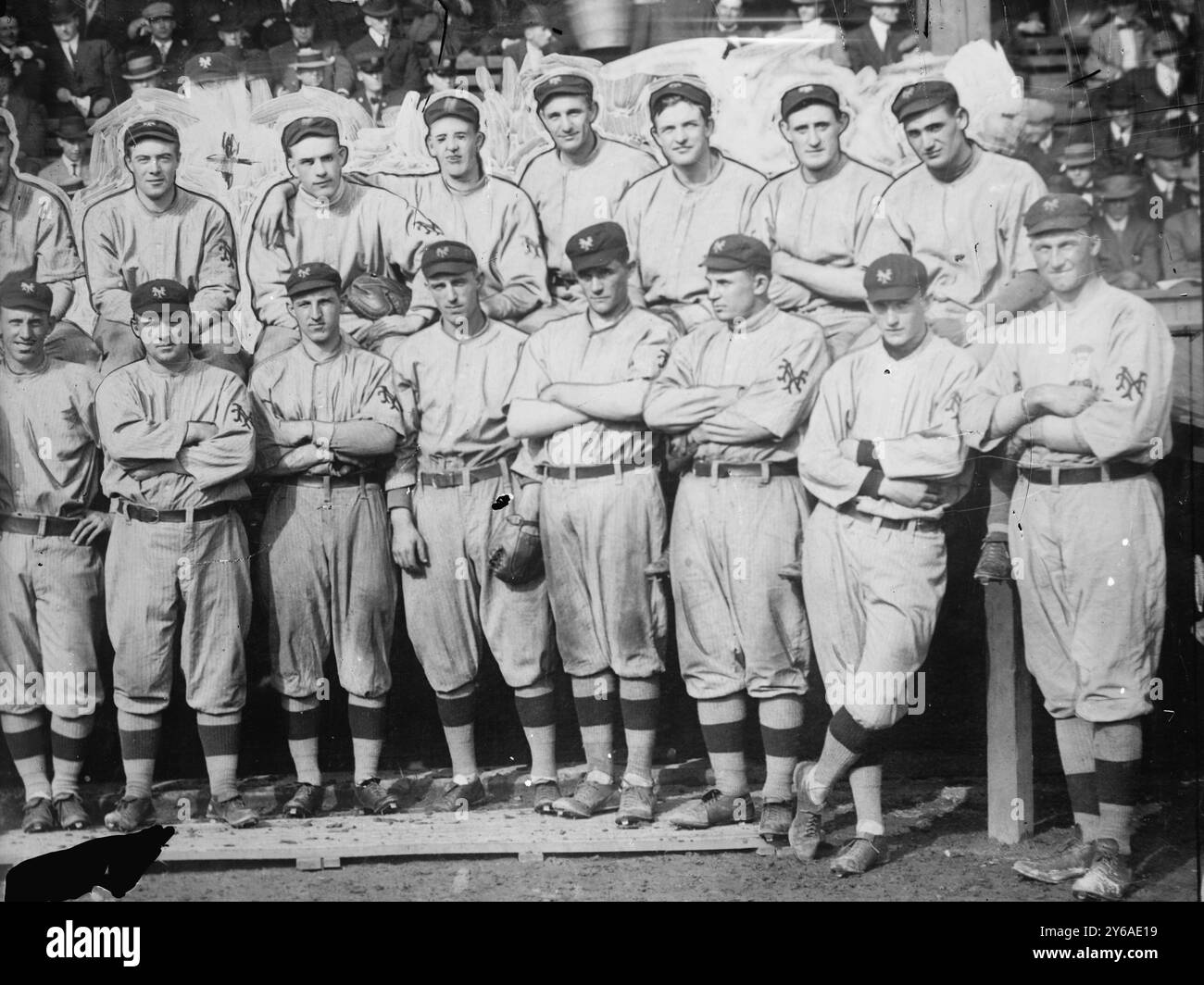 New York Giants. Riga superiore (da sinistra a destra): (Parzialmente oscurata) Art Fletcher, George Burns, Art Wilson, Red Ames, Art Devlin, Christy Mathewson, Hooks Wiltse, Grover Hartley. Riga inferiore: Beals Becker, John McGraw, Buck Herzog, Fred Merkle, Bert Maxwell, DOC Crandall, Gene Paulette, e un giocatore sconosciuto (baseball), CA. 1911, Baseball, Glass negative, 1 negativo: vetro; 5 x 7 poll. o più piccolo. Foto Stock