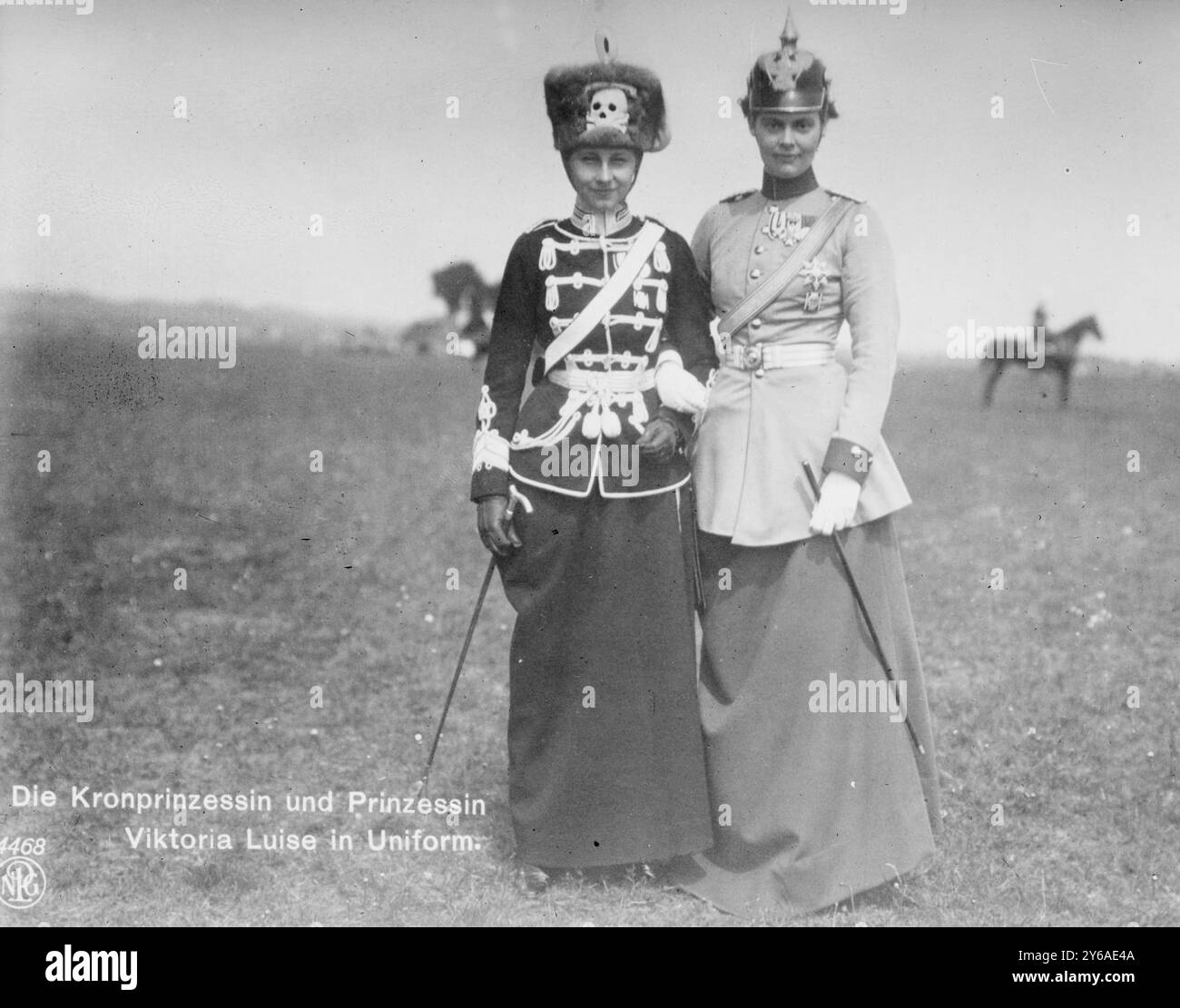 Principessa Viktoria Luisa e Principessa ereditaria di Germania, la fotografia mostra la Principessa ereditaria Cecilie Auguste Maria di Meclemburgo-Schwerin (1886-1954), moglie del Principe ereditario tedesco Guglielmo (a sinistra) che indossa la sua uniforme da reggimento di dragoni e Vittoria Luisa di Prussia (la Duchessa di Brunswick) nell'uniforme del suo reggimento di ussari personale., tra il 1910 ca. E il 1915 circa, Glass negatives, 1 negative: Vetro; 5 x 7 pollici. o più piccolo. Foto Stock