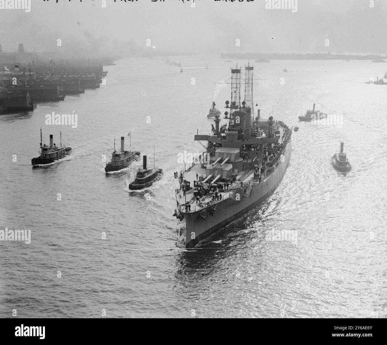 WYOMING dal ponte di Brooklyn, la foto mostra la corazzata USS Wyoming, missione a Philadelphia e allestita al Brooklyn Navy Yard nel 1912, in procinto di navigare sotto il ponte di Brooklyn a New York City. (Personale della biblioteca), tra il 1910 e il 1915 circa, navi, vetri negativi, 1 negativo: Vetro; 5 x 7 pollici o più piccolo. Foto Stock