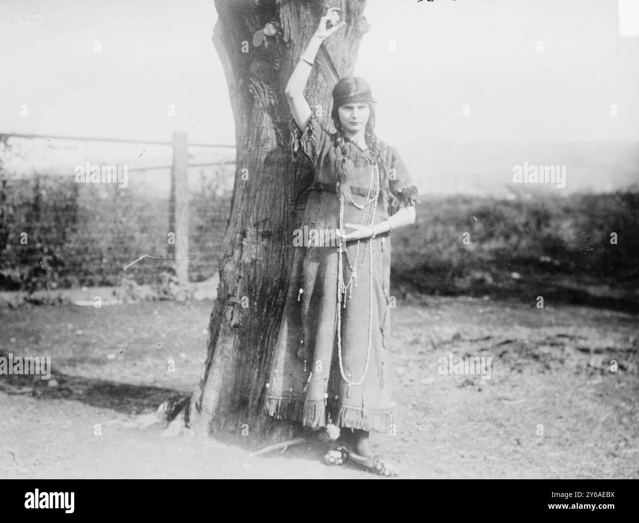 Louise Jorgensen in abito indiano, la fotografia mostra la ballerina e insegnante Louise Jorgensen (m. 1995) che viveva a Oakland, California., tra CA. 1910 e CA. 1915, Glass negatives, 1 negativo: Vetro; 5 x 7 pollici. o più piccolo. Foto Stock