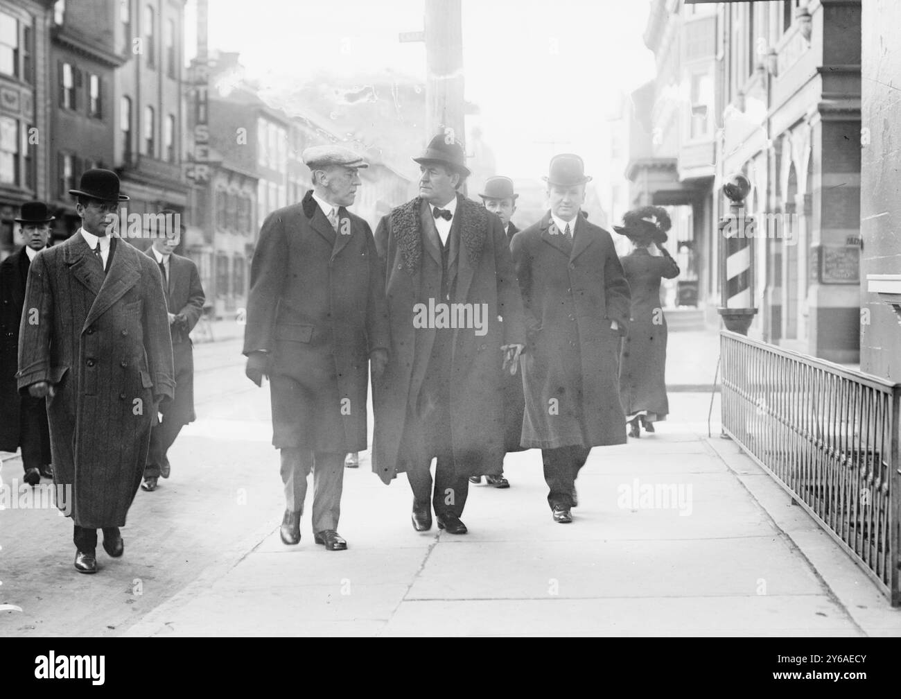 Bryan & Wilson, Photo Shows Woodrow Wilson (a sinistra) e William Jennings Bryan Walking down Street a Trenton, New Jersey., 1912 dicembre 21, Glass negative, 1 negative: Glass; 5 x 7 poll. o più piccolo. Foto Stock