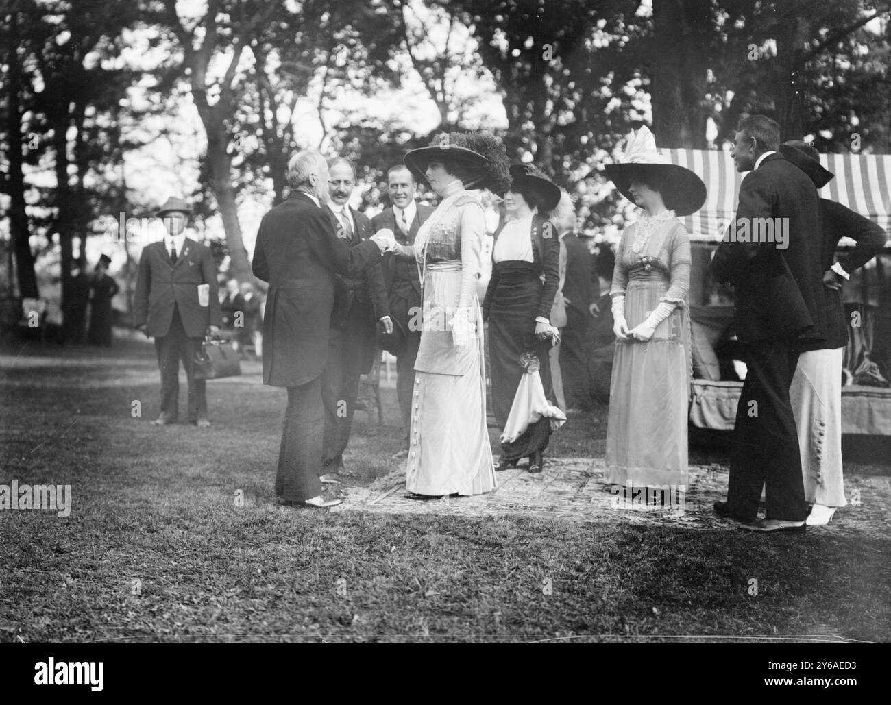 Oscar Straus di B. Cochran, cioè Cockran, Photo mostra Oscar Straus (1850-1926), candidato del partito Bull Moose per il governatore di New York nel 1912; stringendo la mano alla signora B. Cochran mentre Eleanor B. Roosevelt guarda avanti. L'evento si è svolto presso la casa di campagna del politico William Bourke Cockran (1854-1923), Port Washington, Long Island, New York State., 1912 settembre 28, negativi del vetro, 1 negativo: vetro; 5 x 7 pollici o più piccolo. Foto Stock