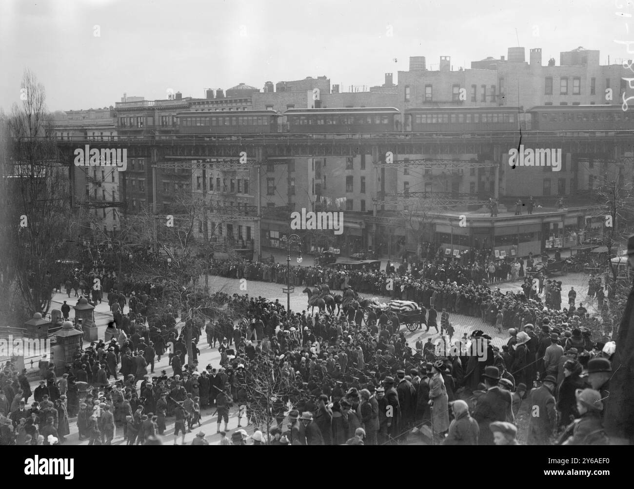 Reid Funeral, foto mostra la folla nelle strade di New York che guarda la processione funebre di Whitelaw Reid, ambasciatore americano in Gran Bretagna. Include ferrovia sopraelevata e treno., 1913 gennaio 4, negativi di vetro, 1 negativo: Vetro; 5 x 7 pollici o più piccolo. Foto Stock