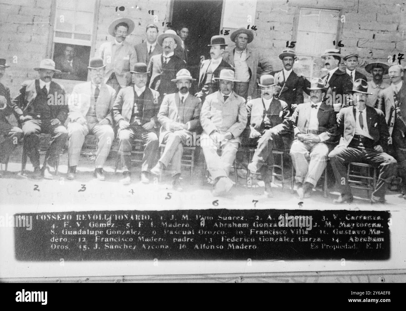 Madero & Advisors, 1911, foto mostra Francisco Ignacio Madero, presidente del Messico (1911-1913) seduto in prima fila al n. 5., 1911, Glass negative, 1 negativo: Vetro; 5 x 7 pollici. o più piccolo. Foto Stock