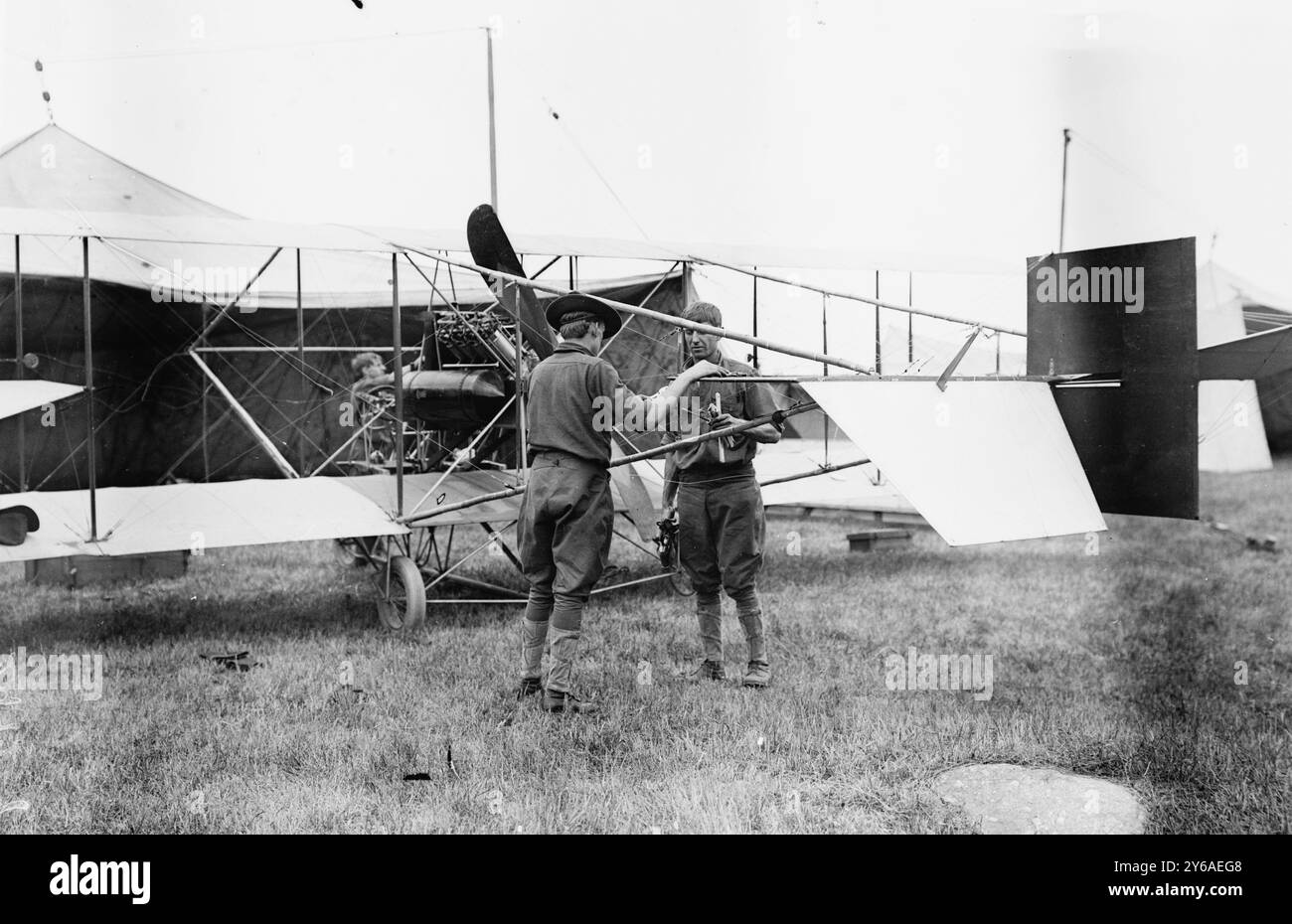 Army Airplane - War Games tenente Geiger, 8/10/12, foto mostra il tenente Harold E. Geiger, un pioniere aviatore., 1912 ago. 10, Glass negative, 1 negativo: Vetro; 5 x 7 poll. o più piccolo. Foto Stock