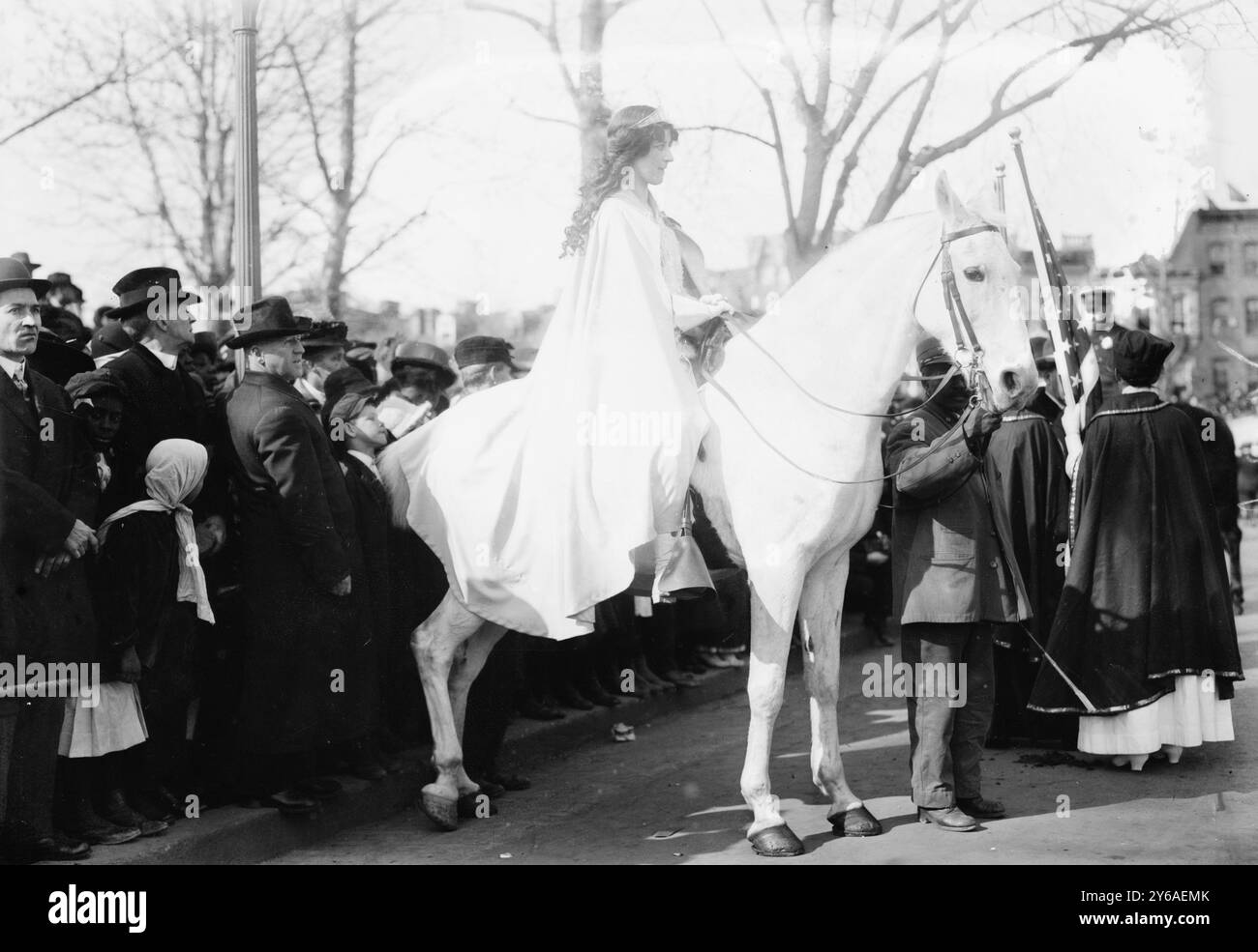 Parata del suffragio, Inez Milholland, altro titolo, Inez Milholland Boissevain, vestendo il mantello bianco, seduti a cavallo bianco alla parata della National American Woman Suffrage Association, 3 marzo 1913, Washington, D.C., le foto mostrano l'avvocato Inez Milholland Boissevain a cavallo della parata del suffragio come il primo dei quattro araldi a cavallo. Nella sua breve vita ha condiviso con molti dei suoi compagni di marcia un impegno per la riforma sociale. Si unì a organizzazioni che si sforzavano di migliorare le condizioni di lavoro dei bambini e la vita degli afroamericani. Era anche una forte sostenitrice dello shirtwaist e del laund Foto Stock
