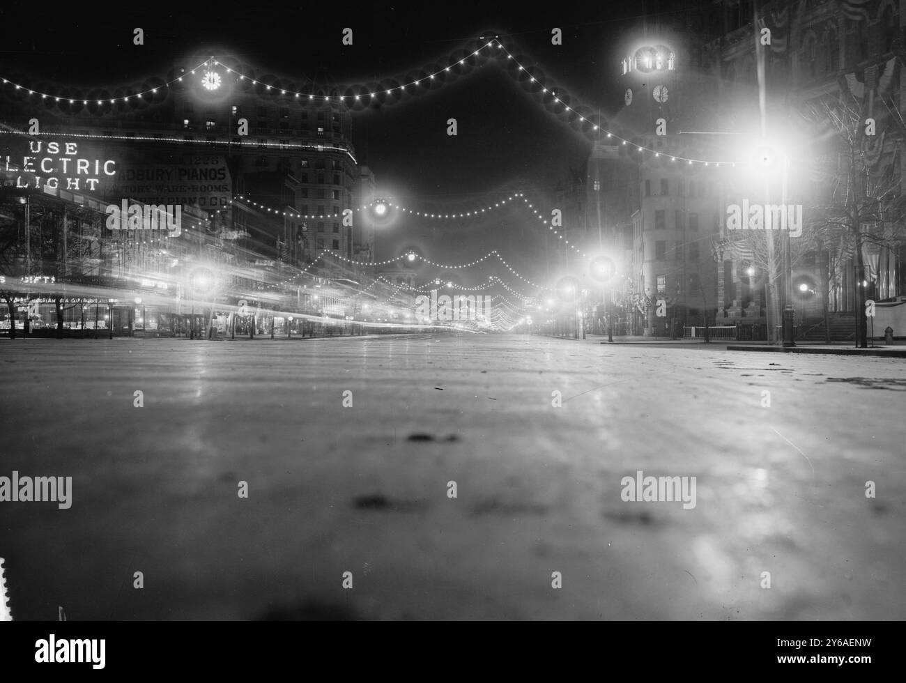 Illuminazioni su Penn Ave. Wash'n. Per l'inaugurazione, Photo Shows night view of Pennsylvania Avenue a Washington, D.C., decorato con luci elettriche per la prima inaugurazione del presidente Woodrow Wilson., 1913 3 marzo., Wash, Glass negative, 1 negative: Glass; 5 x 7 poll. o più piccolo. Foto Stock