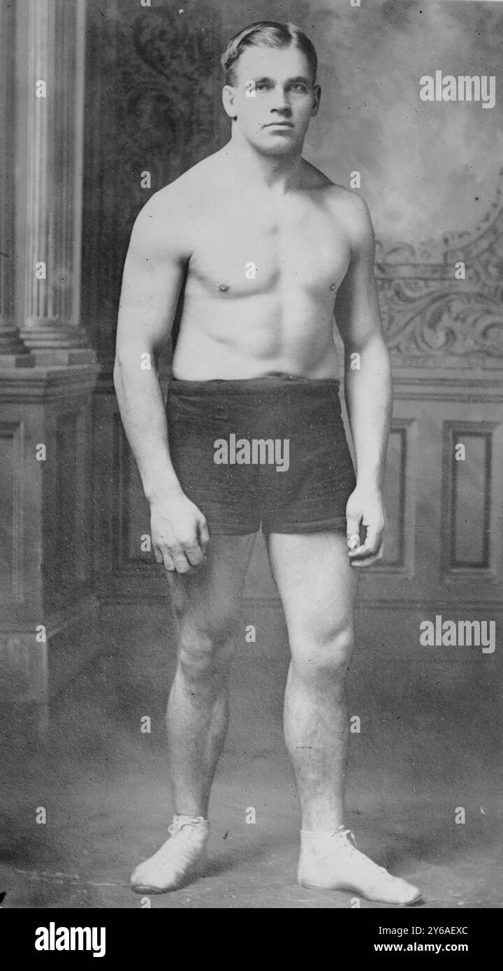 Nestor Tuominen, foto mostra il wrestler finlandese Nestor Tuominen che ha vinto il World Wrestling Championship nel 1911 nella lotta greco-romana., tra il 1910 e il 1915 circa, Glass negative, 1 negative: Glass; 5 x 7 pollici. o più piccolo. Foto Stock