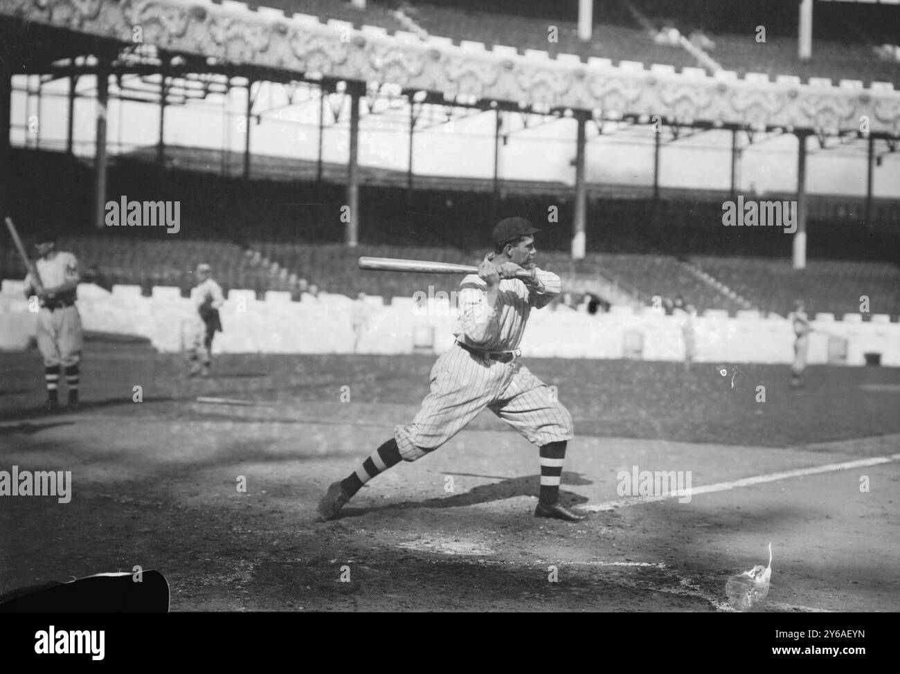 John T. "Chief" Meyers, New York NL, al Polo Grounds, NY (baseball), Photo Shows John Ttortes "Chief" Meyers (1880-1971), un indiano Cahuilla che ha giocato per i New York Giants., 1912, Glass negatives, 1 negative: Vetro; 5 x 7 pollici o più piccolo. Foto Stock