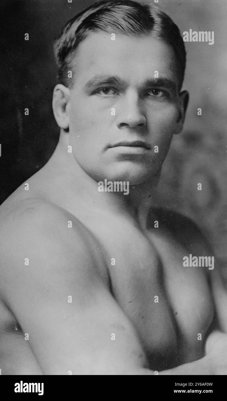 Nestor Tuominen, foto mostra il wrestler finlandese Nestor Tuominen che ha vinto il World Wrestling Championship nel 1911 nella lotta greco-romana., tra il 1910 e il 1915 circa, Glass negative, 1 negative: Glass; 5 x 7 pollici. o più piccolo. Foto Stock