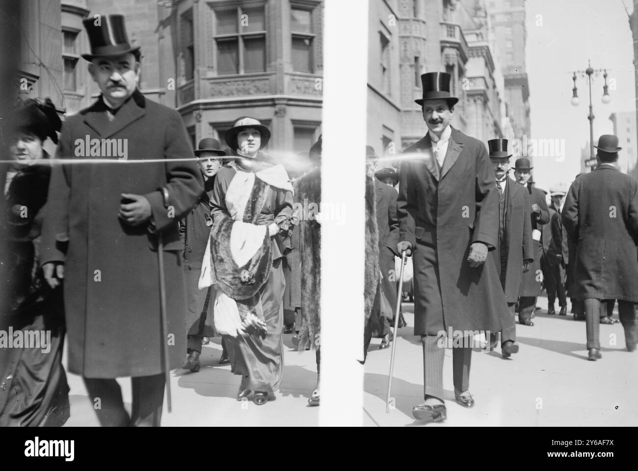 Frank Gould & Wife, Photo Probably shows Frank Jay Gould (1877-1956), il figlio più giovane del finanziere Jay Gould., tra il 1910 e il 1915 circa, Glass negative, 1 negativo: Glass; 5 x 7 pollici. o più piccolo. Foto Stock