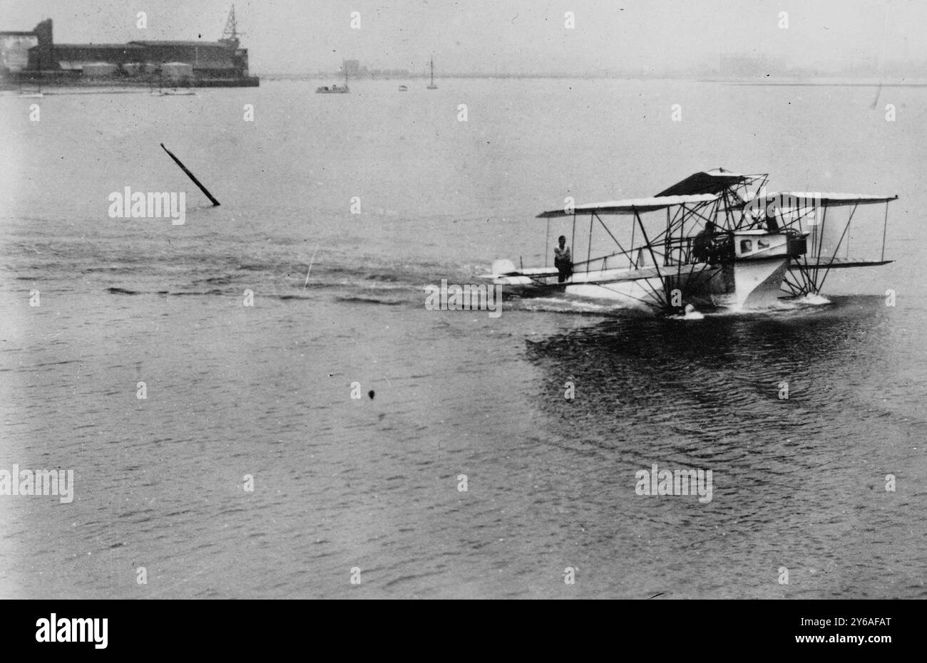 Harriman Hydroairplane, foto mostra l'idroplano disegnato da Frank Herbert 'Bert' Harriman, uno dei primi pionieri dell'aviazione., tra CA. 1910 e CA. 1915, Glass negatives, 1 negativo: Vetro; 5 x 7 pollici. o più piccolo. Foto Stock